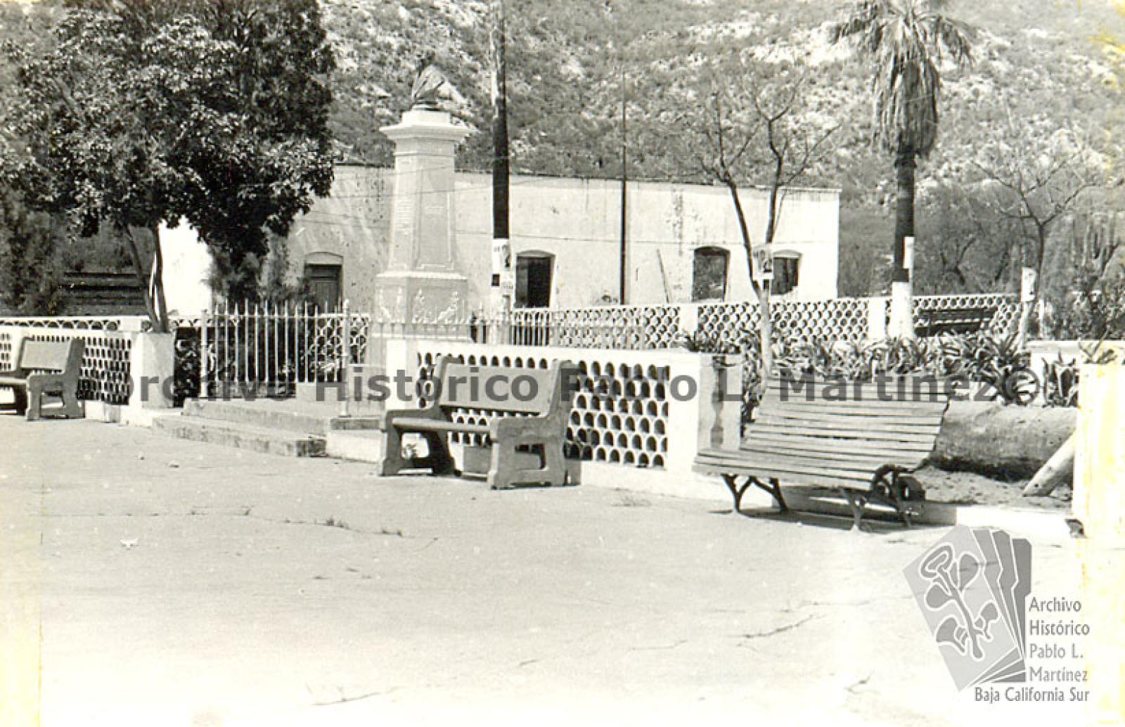 Monumento a Miguel Hidalgo y Costilla en parque de El Triunfo, Baja California Sur.