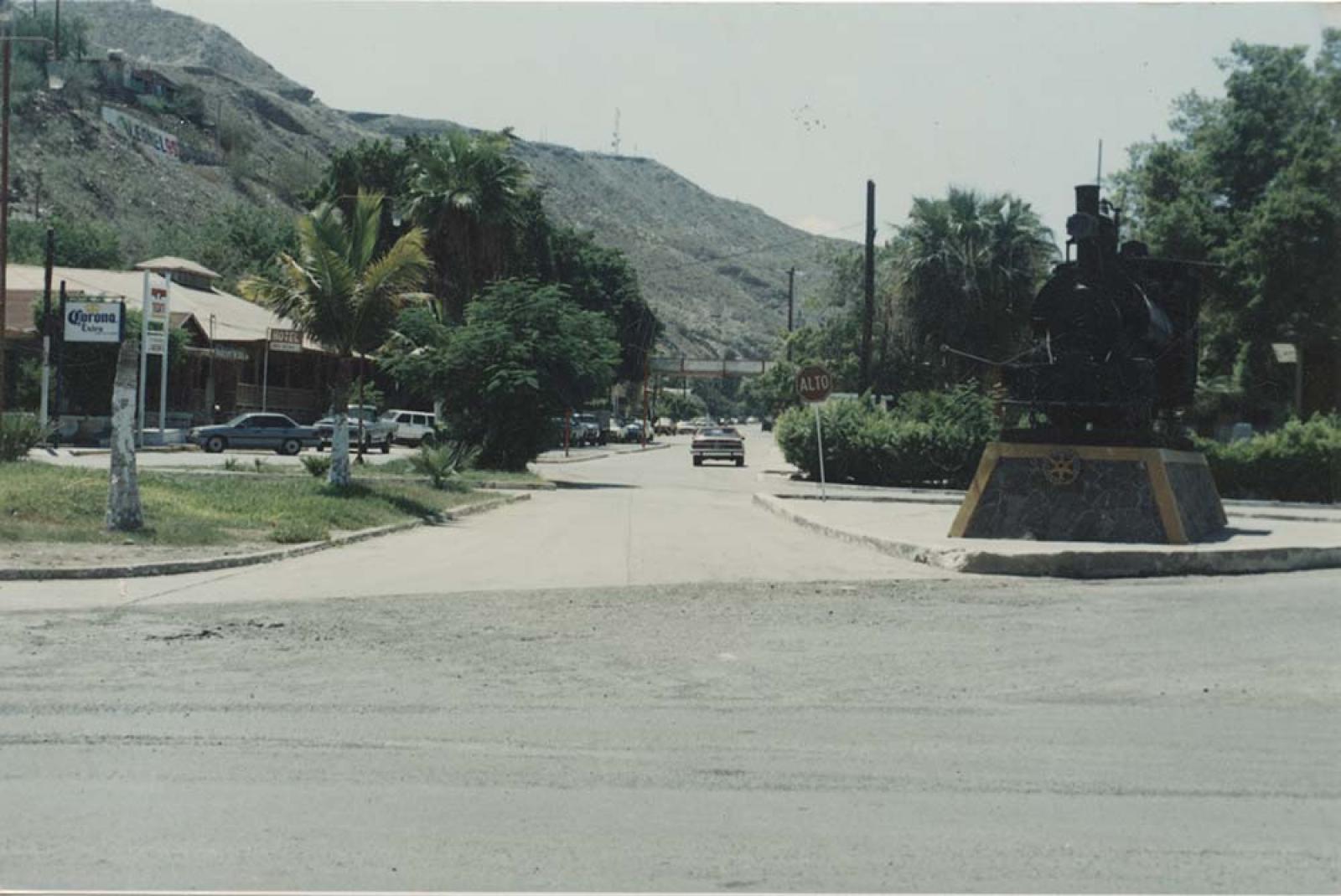 Monumento de El Trenecito y hotel Del Real, sobre calle Manuel F. Montoya, Santa Rosalía.