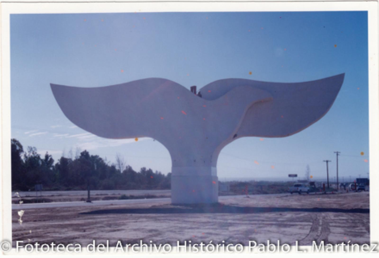 Monumento emblemático de la ciudad de La Paz, Baja California Sur. "La Puerta de La Paz"“La cola de la Ballena en espera de mejores tiempos.”