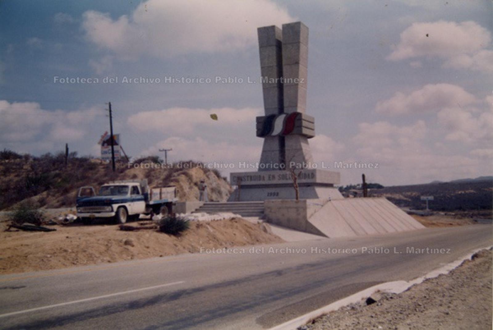 Monumento “Solidaridad” sobre la carretera a San José del Cabo y Cabo San Lucas, Baja California Sur.