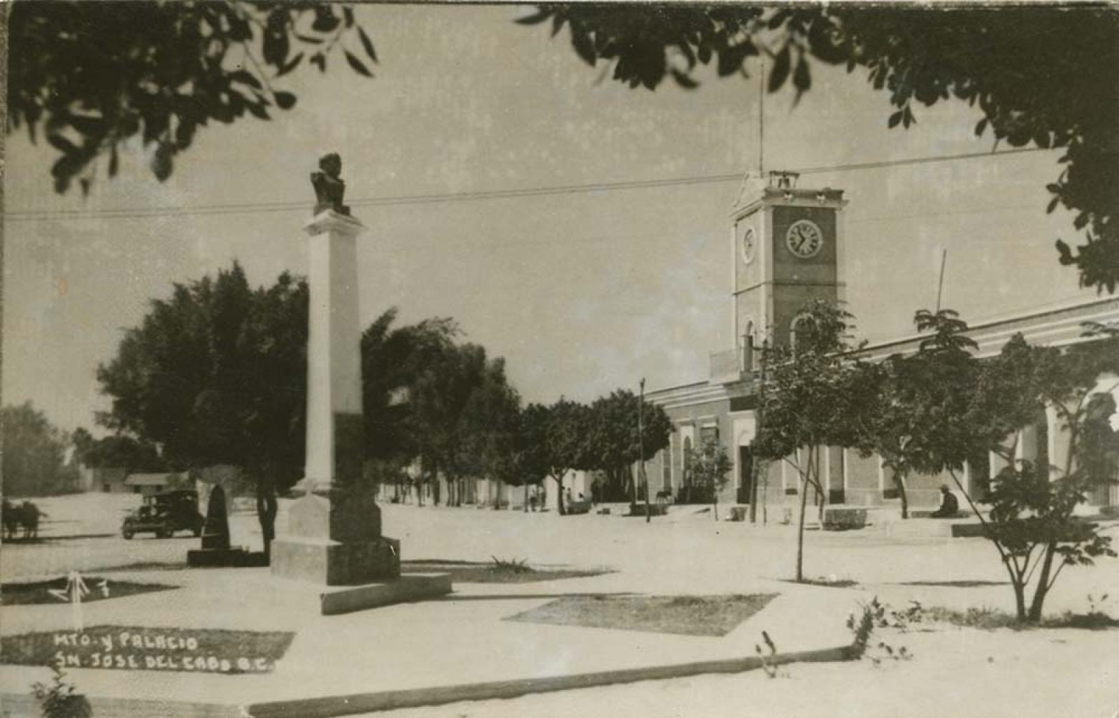 “Monumento y Palacio Municipal”.