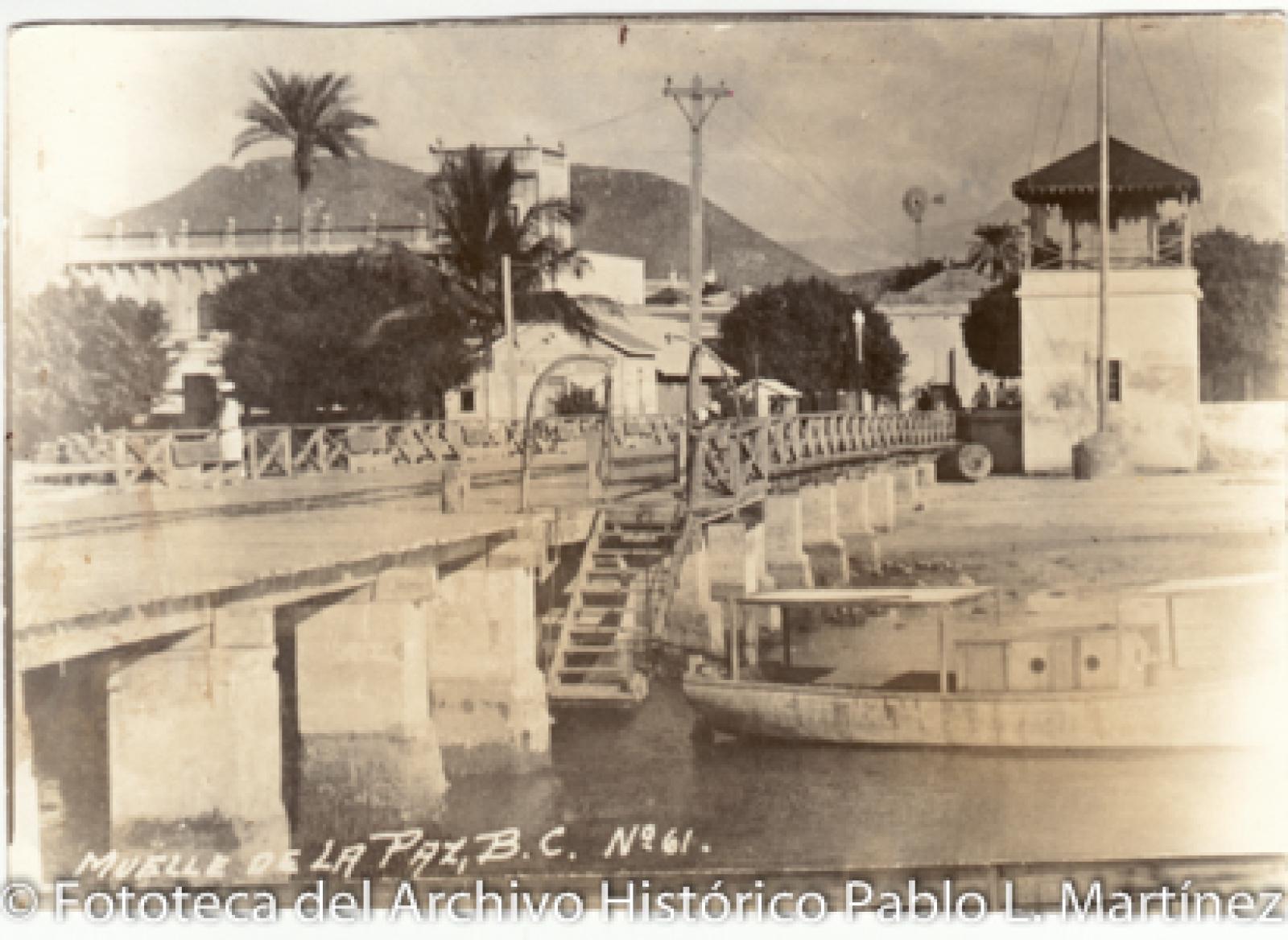 “Muelle Fiscal, La Paz.”