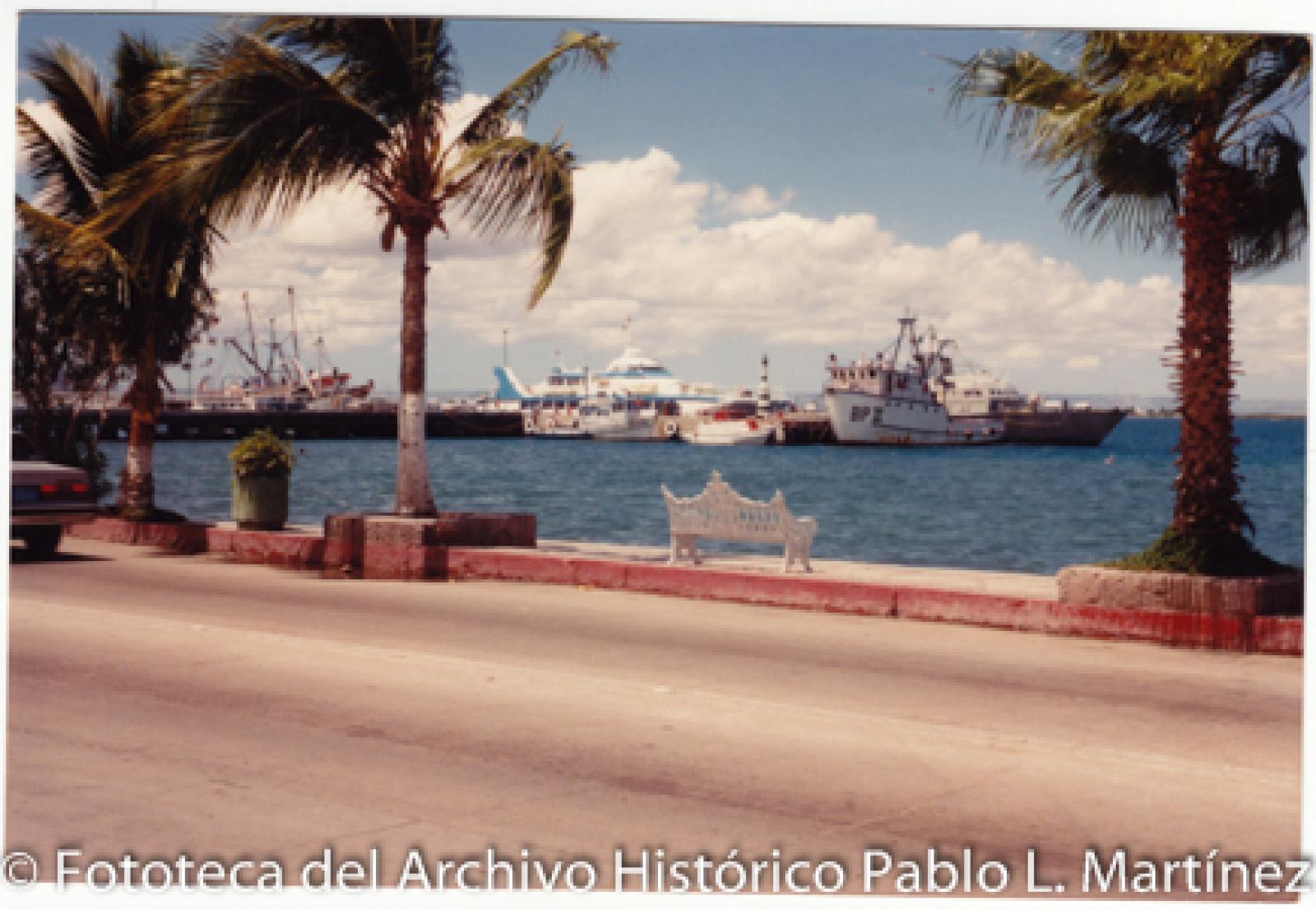 Muelle Fiscal y embarcaciones, malecón de La Paz.