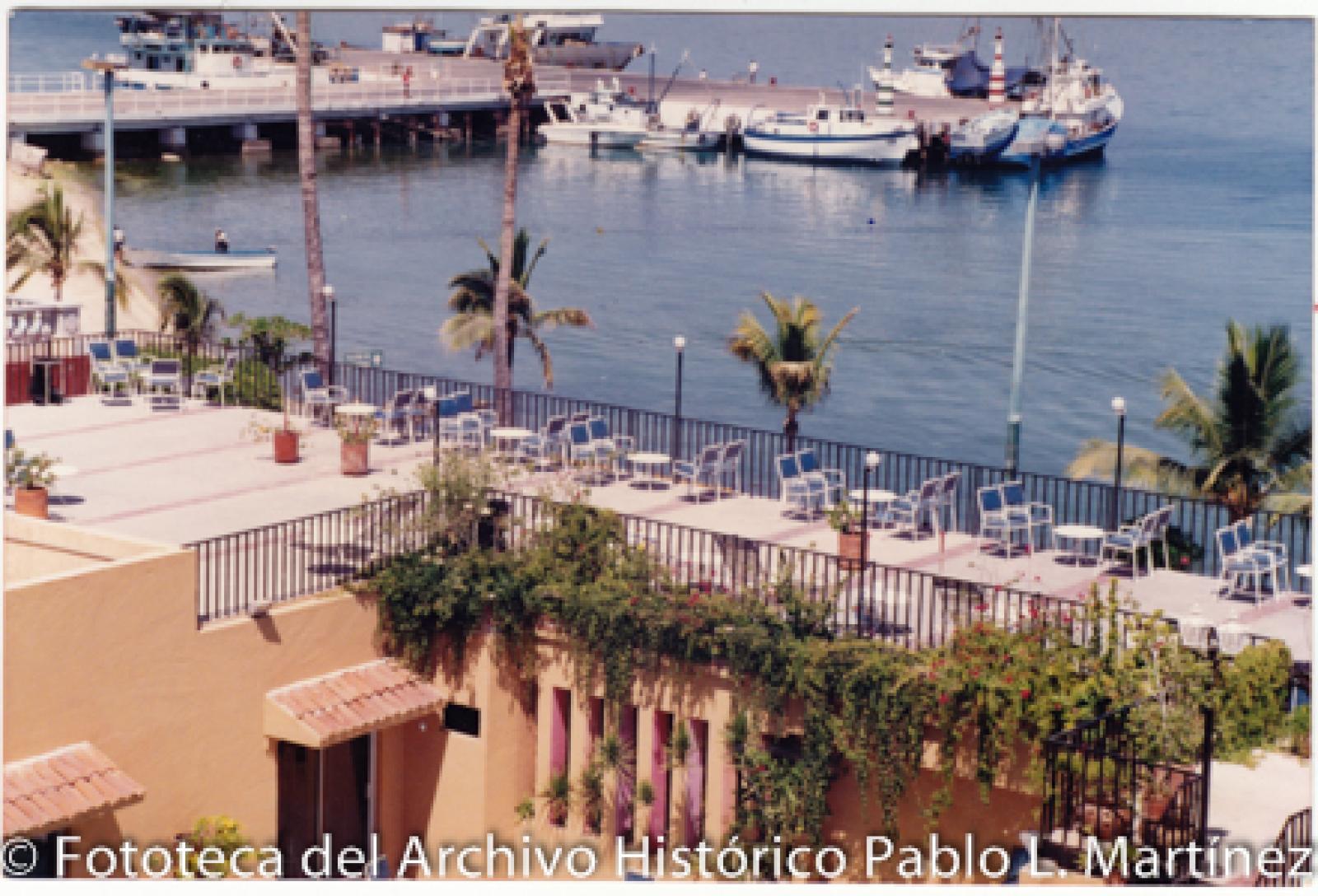 Muelle Fiscal y terraza del hotel “Perla”, malecón de La Paz.