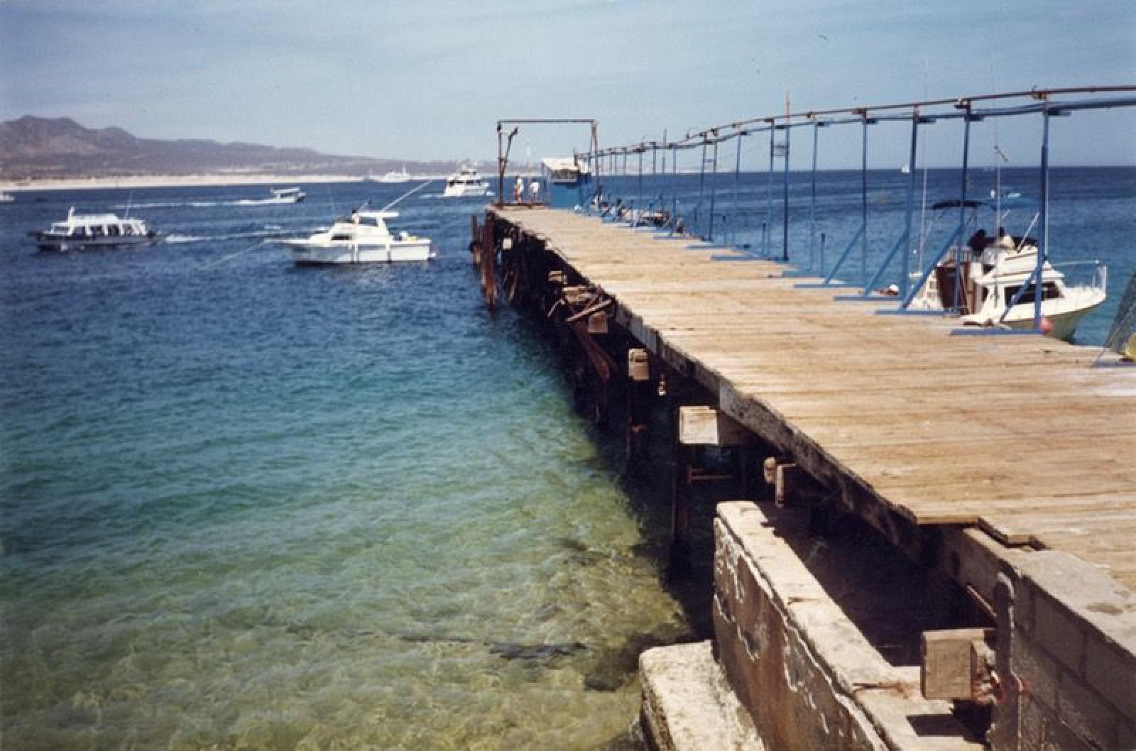 Muelle y embarcaciones en cabo San Lucas, Baja California Sur.