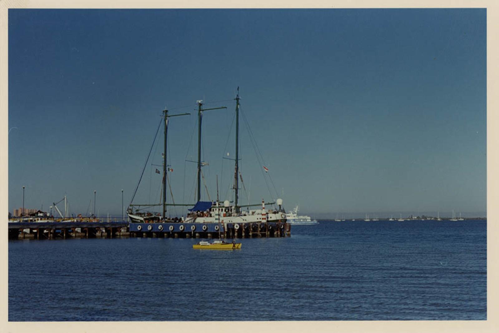Muelle y embarcaciones en el puerto de Ilusión, La Paz.