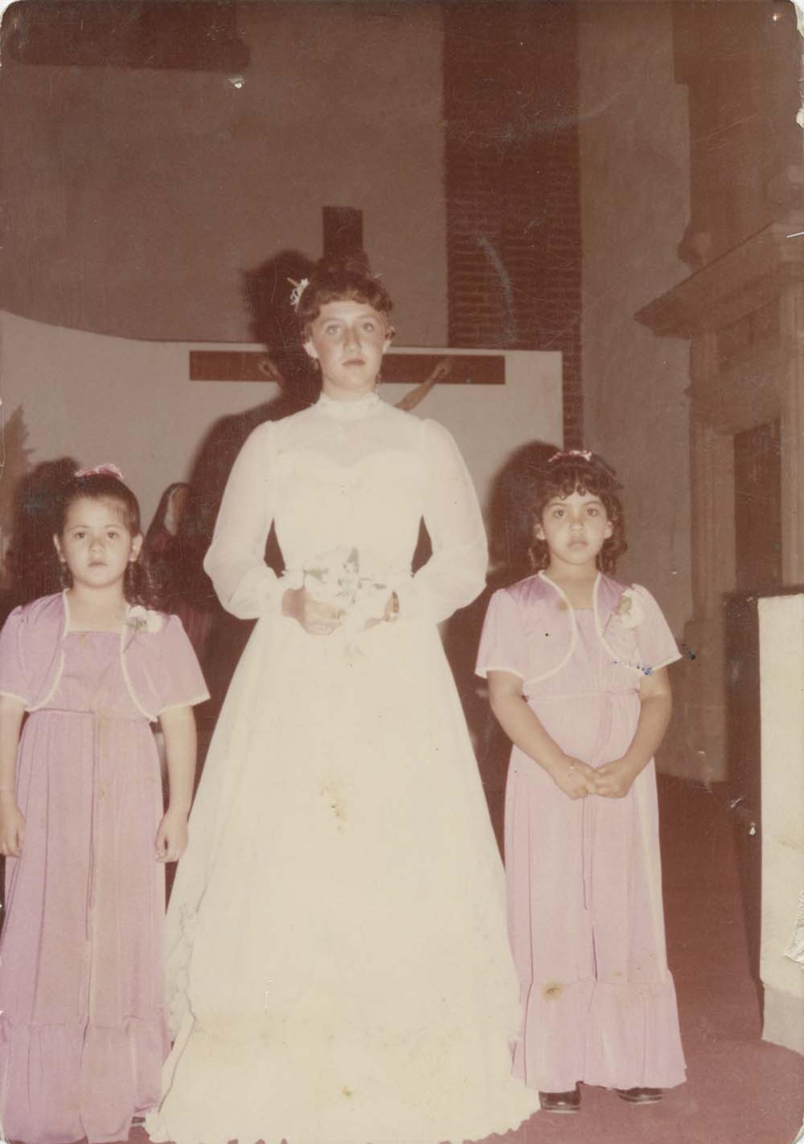 Mujer acompañada por sus damas.