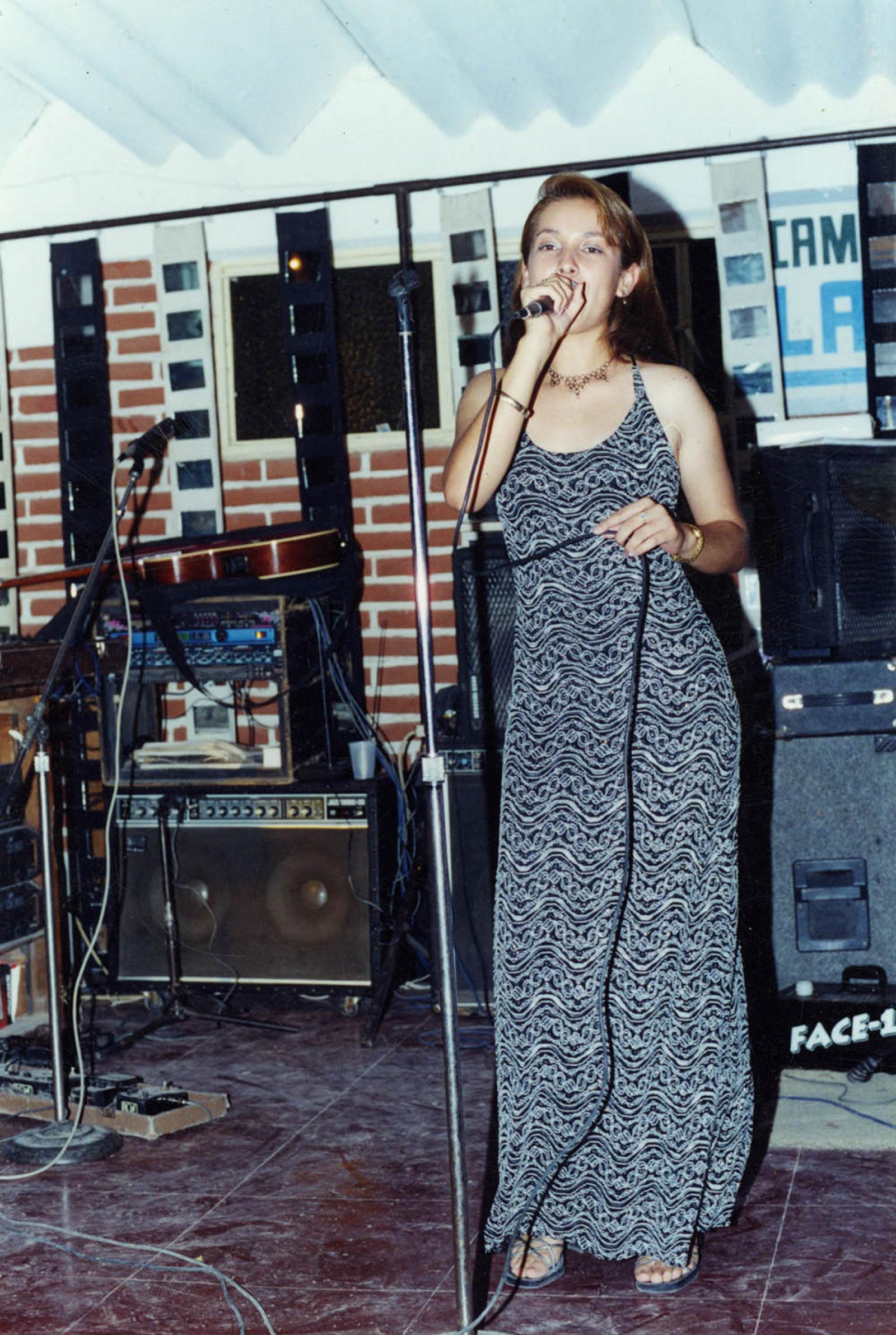 Mujer ante micrófono.