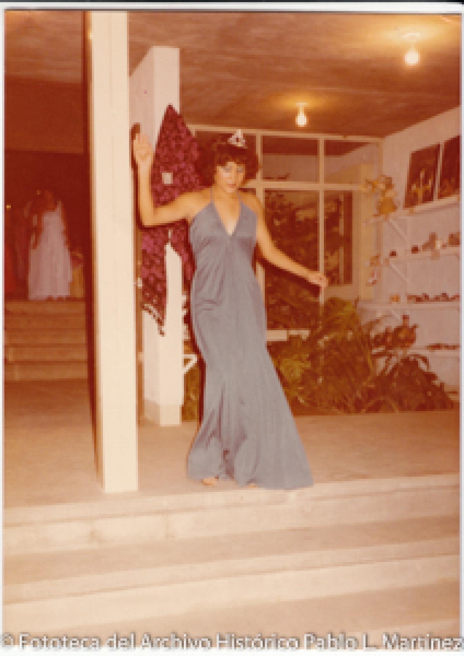 Mujer ataviada de reina.
