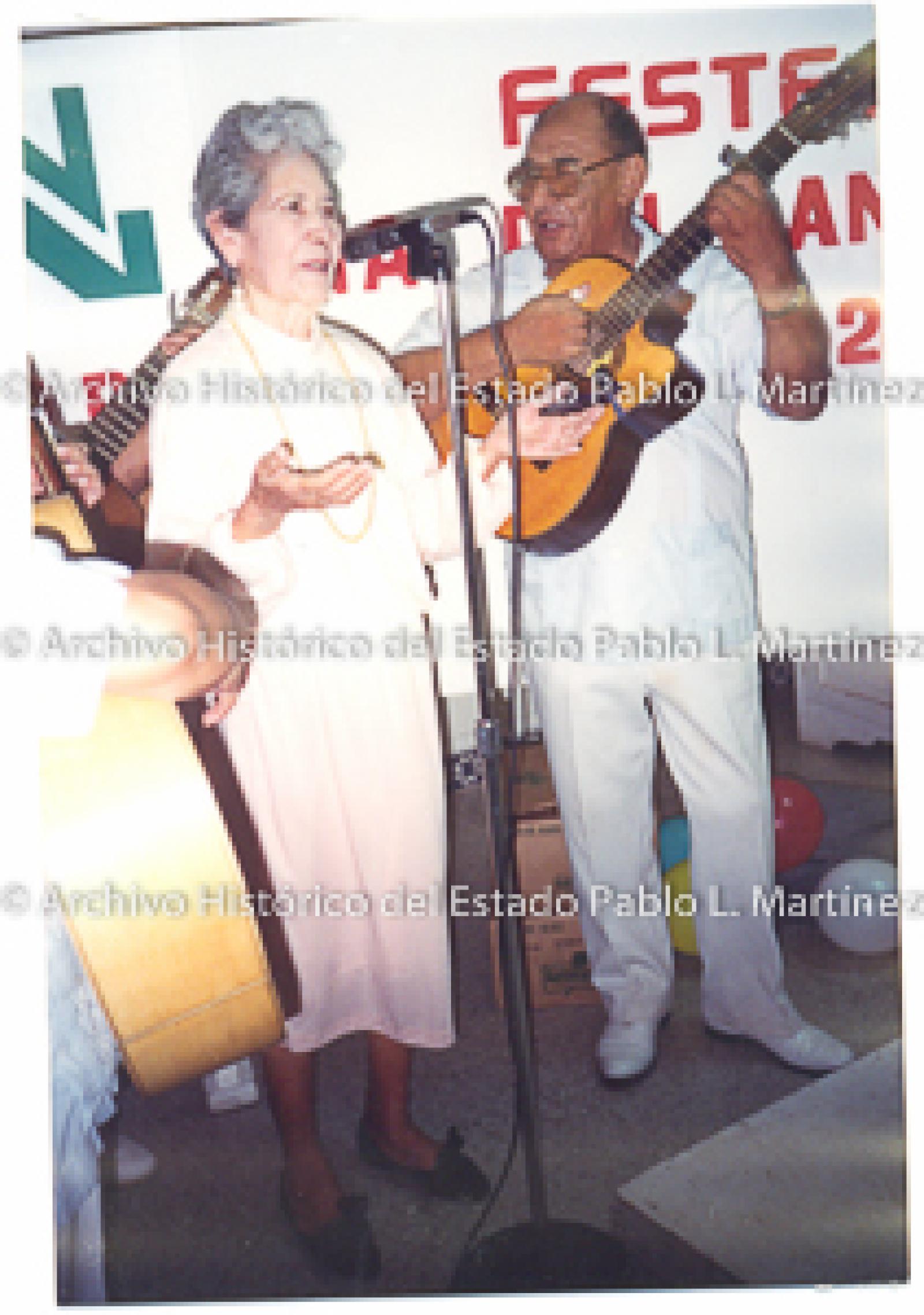 Mujer canta junto a grupo musical.