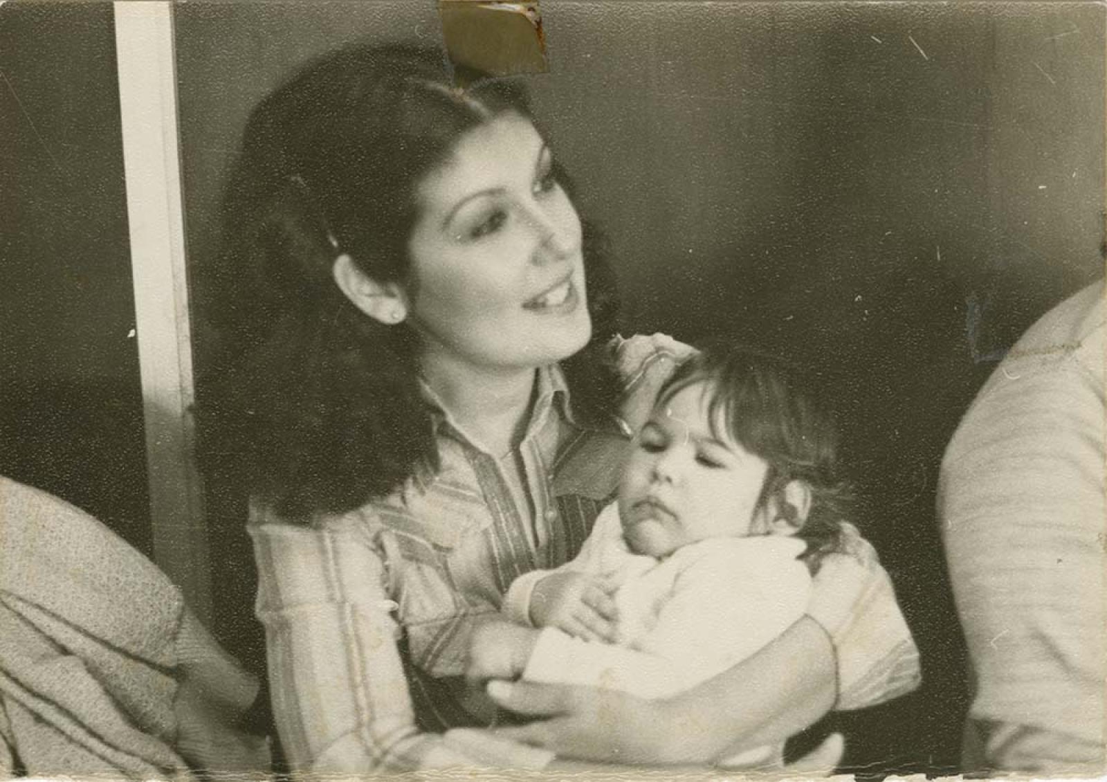 Mujer con bebé en los brazos.