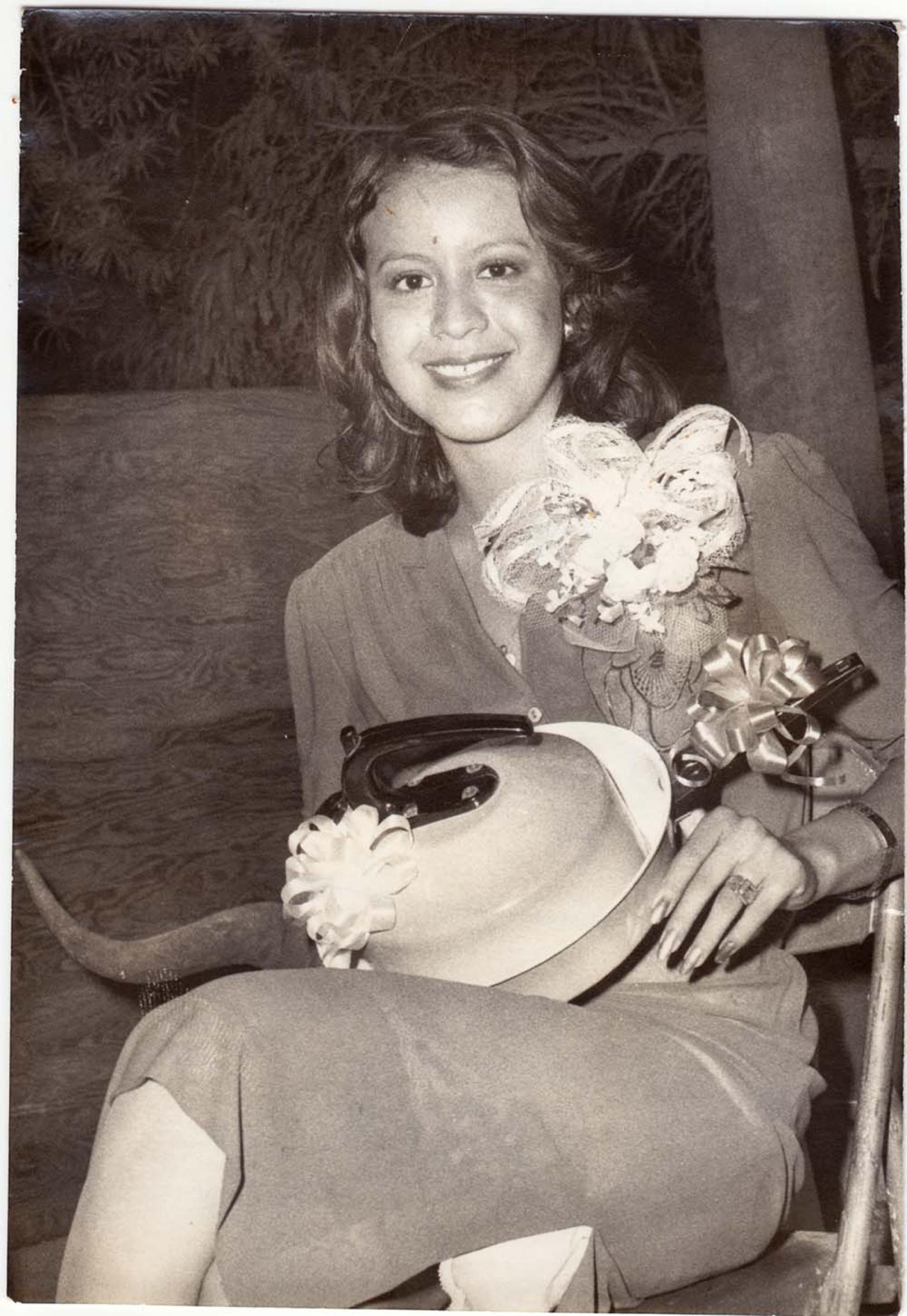 Mujer con cafetera y sartén