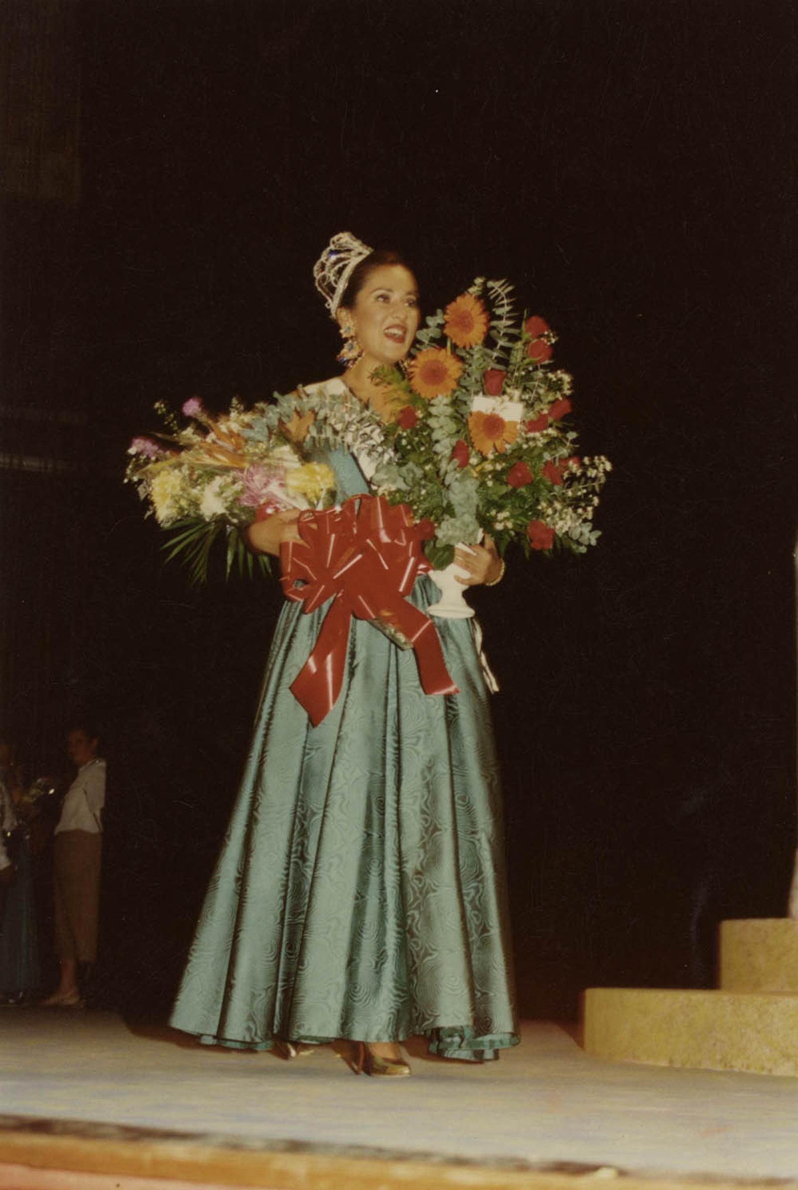 Mujer con flores, retrato.