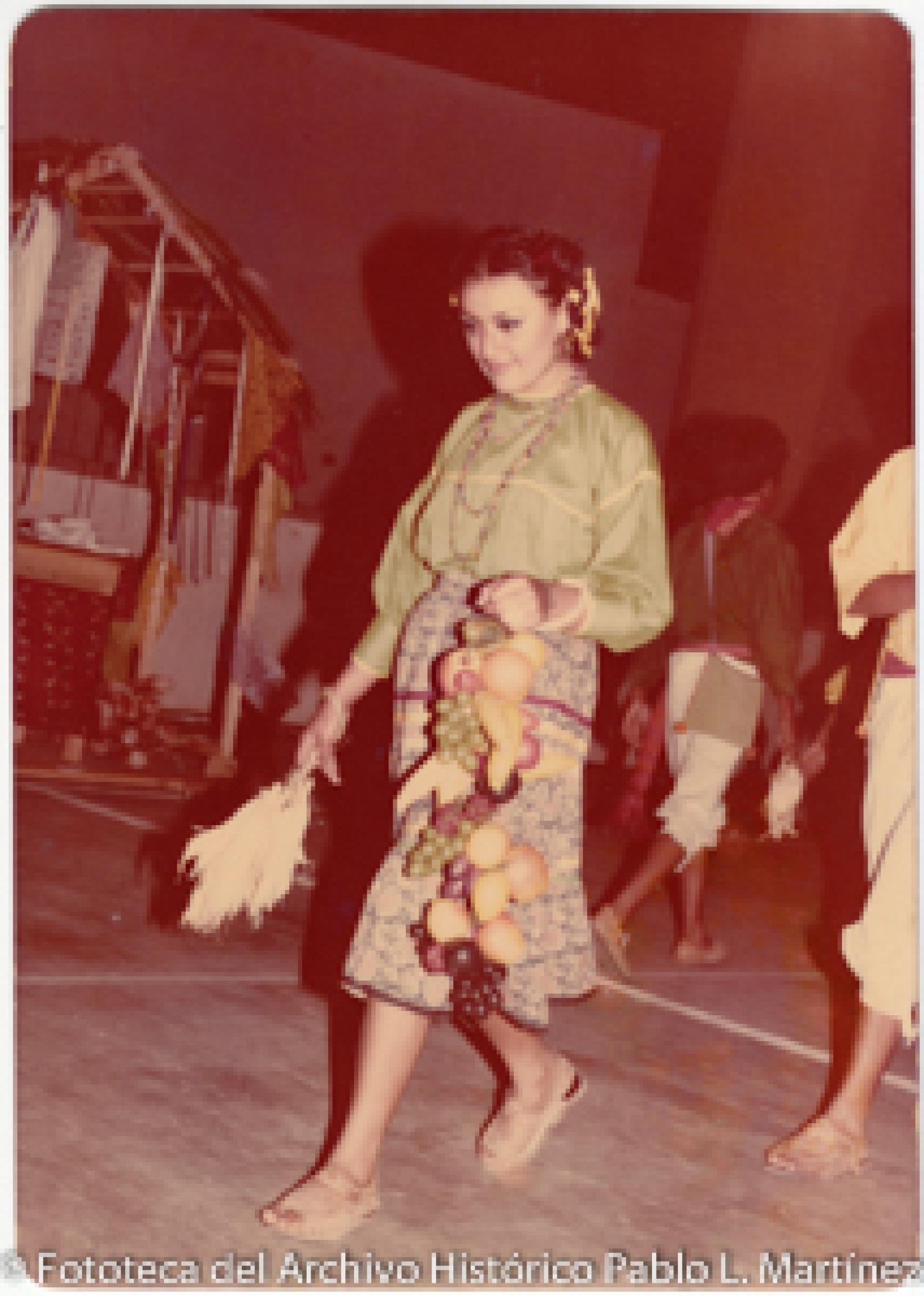 Mujer con frutas, retrato.