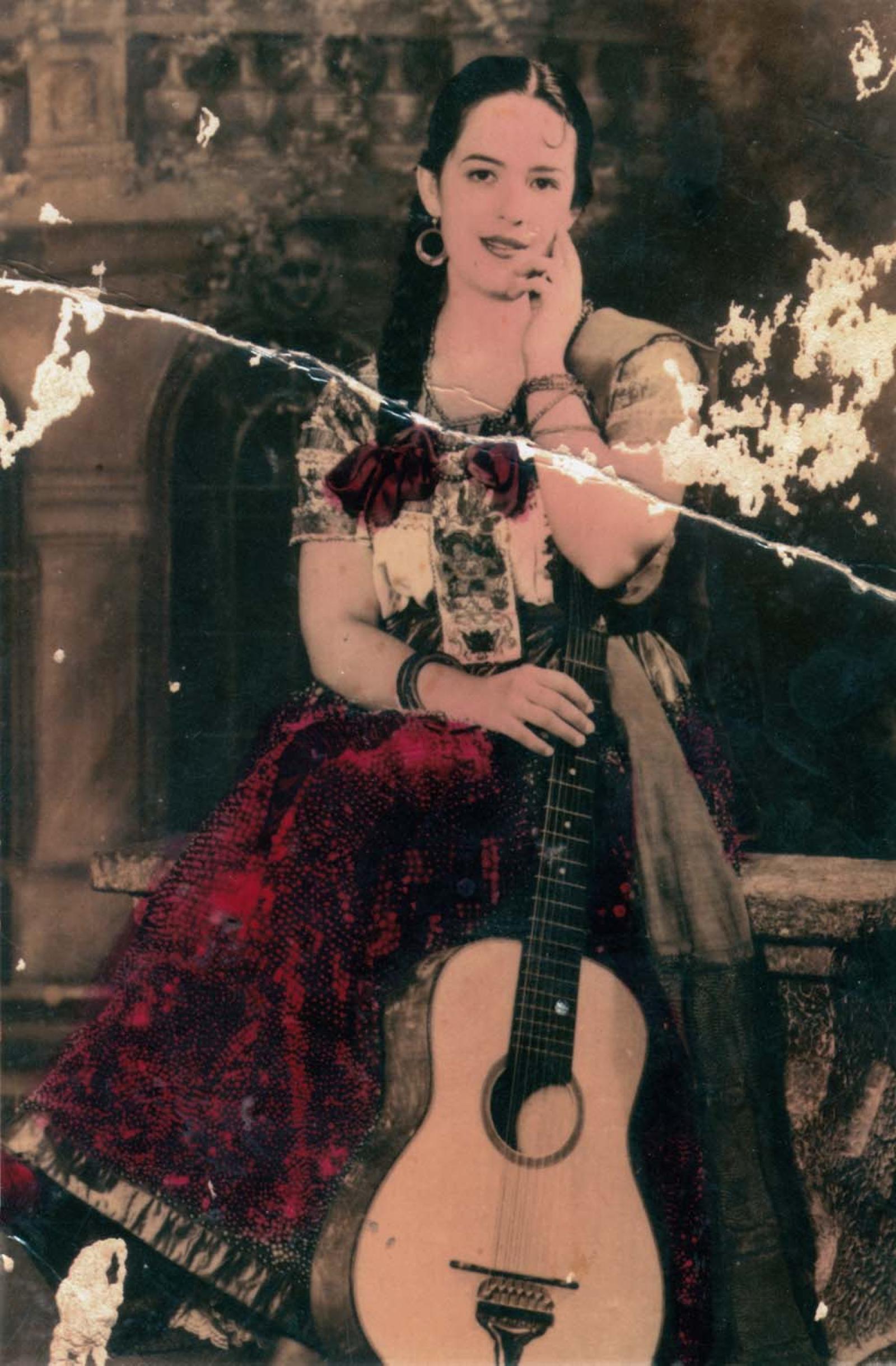 Mujer, con guitarra.