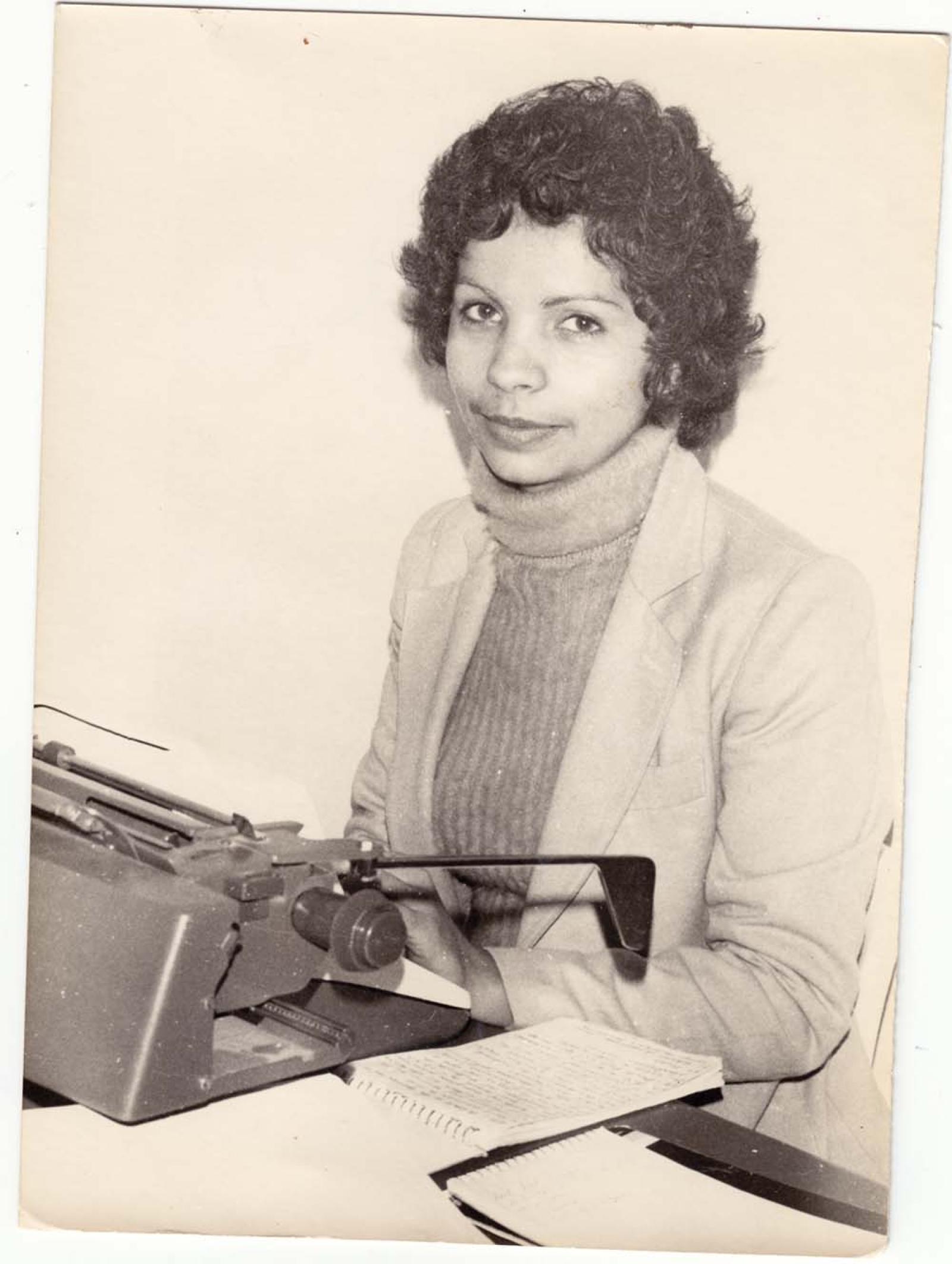 Mujer con máquina de escribir.