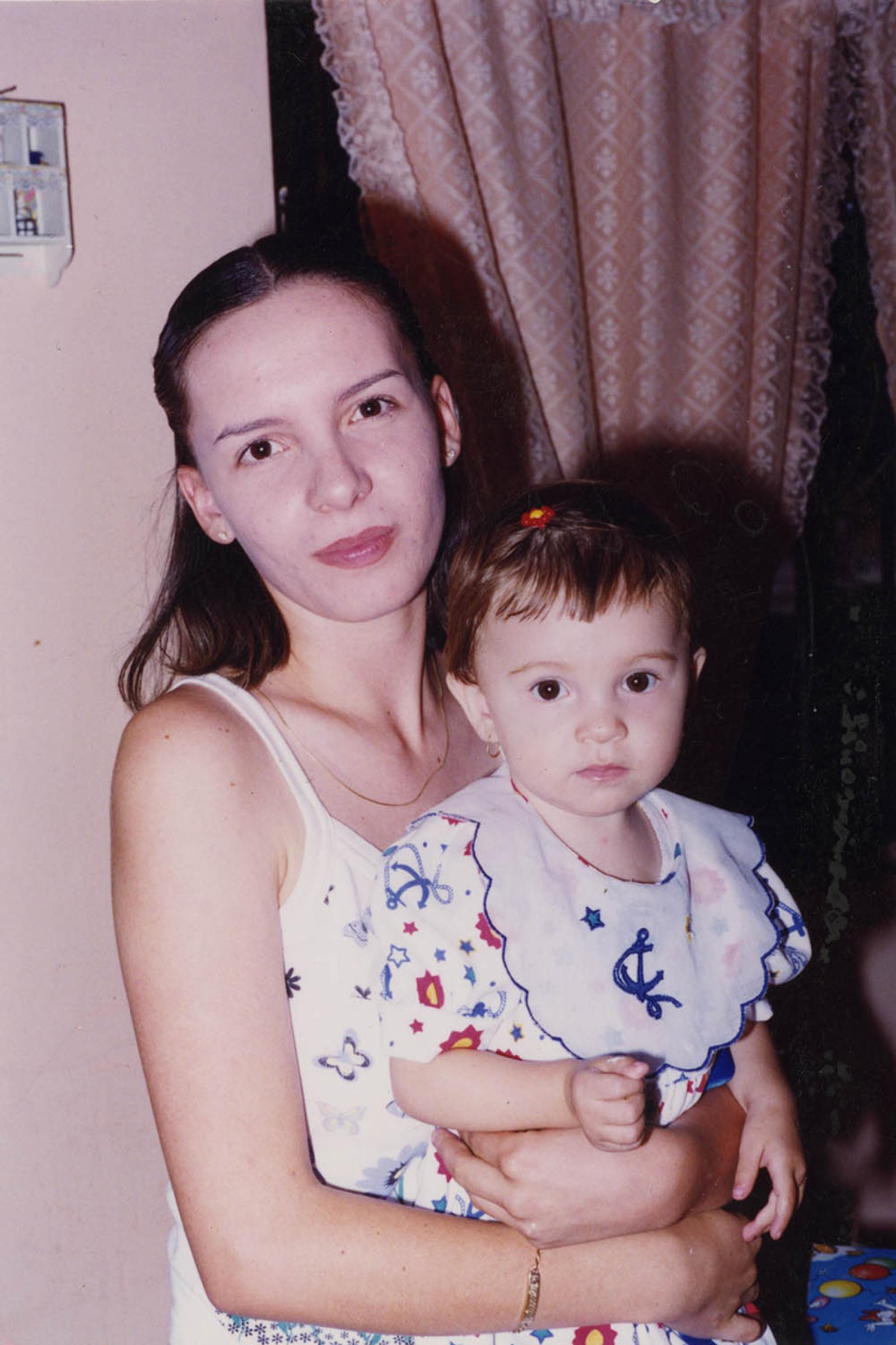 Mujer con niña en brazos, retrato.
