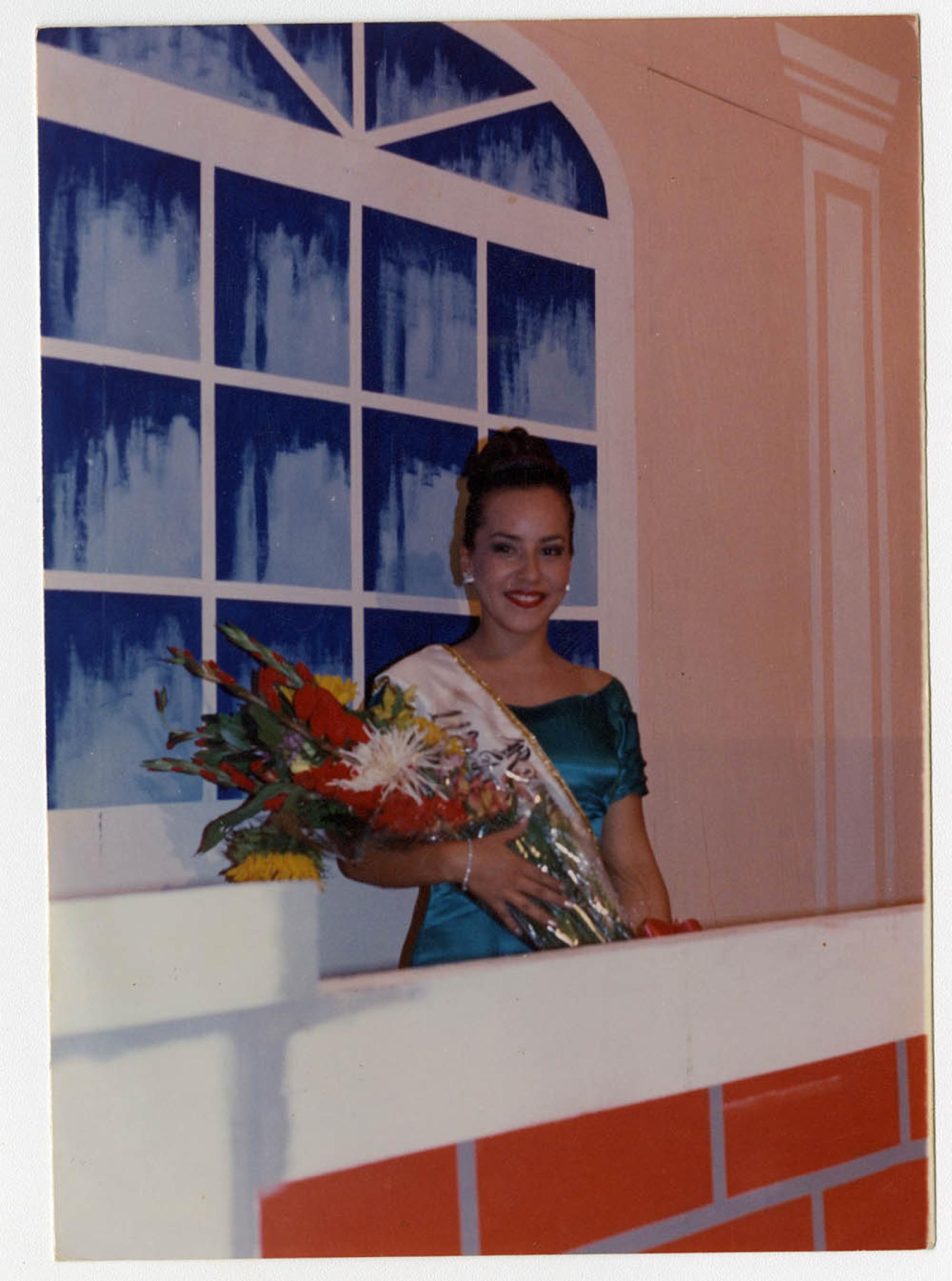Mujer con porte elegante, retrato.
