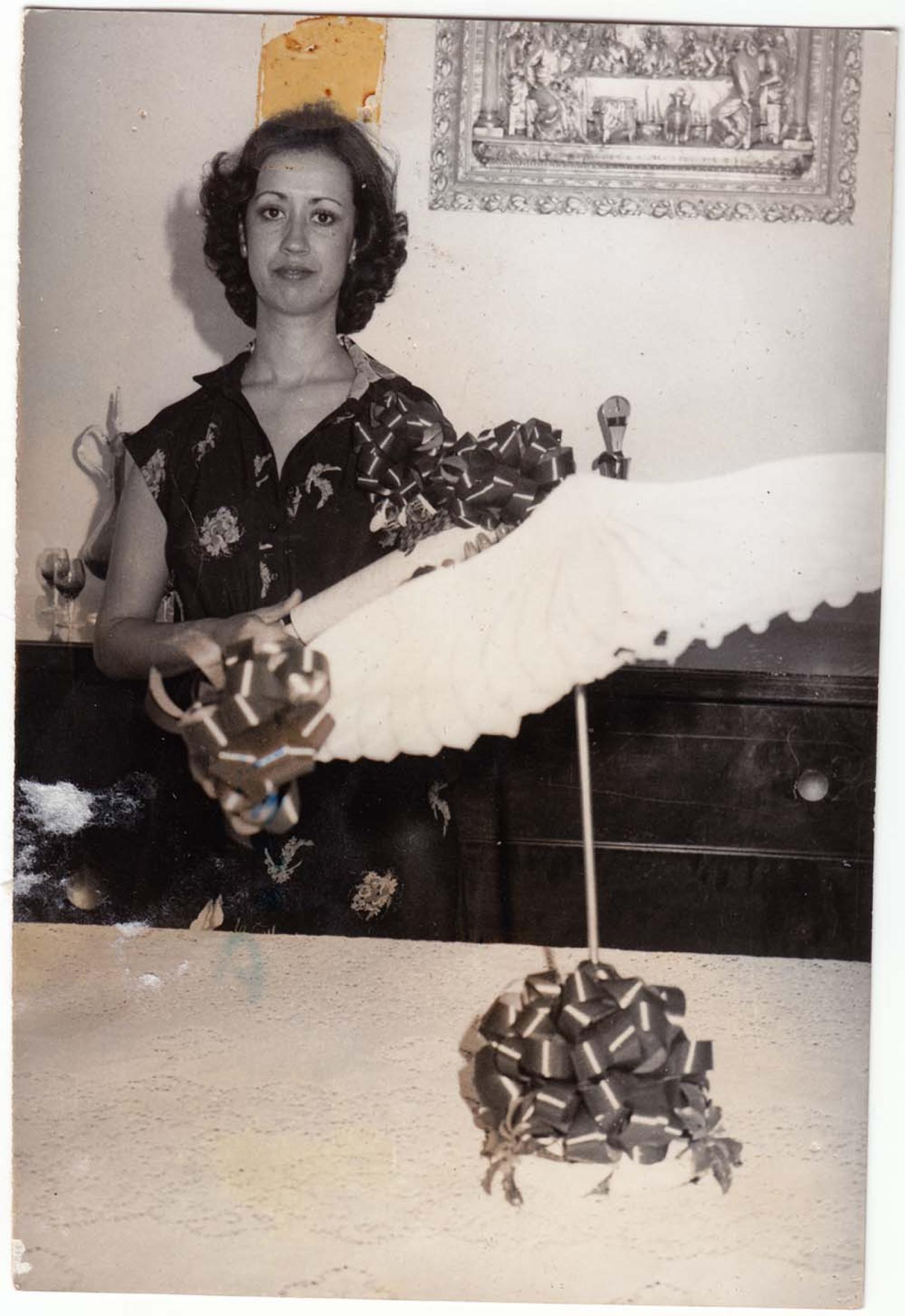 Mujer con regalos.