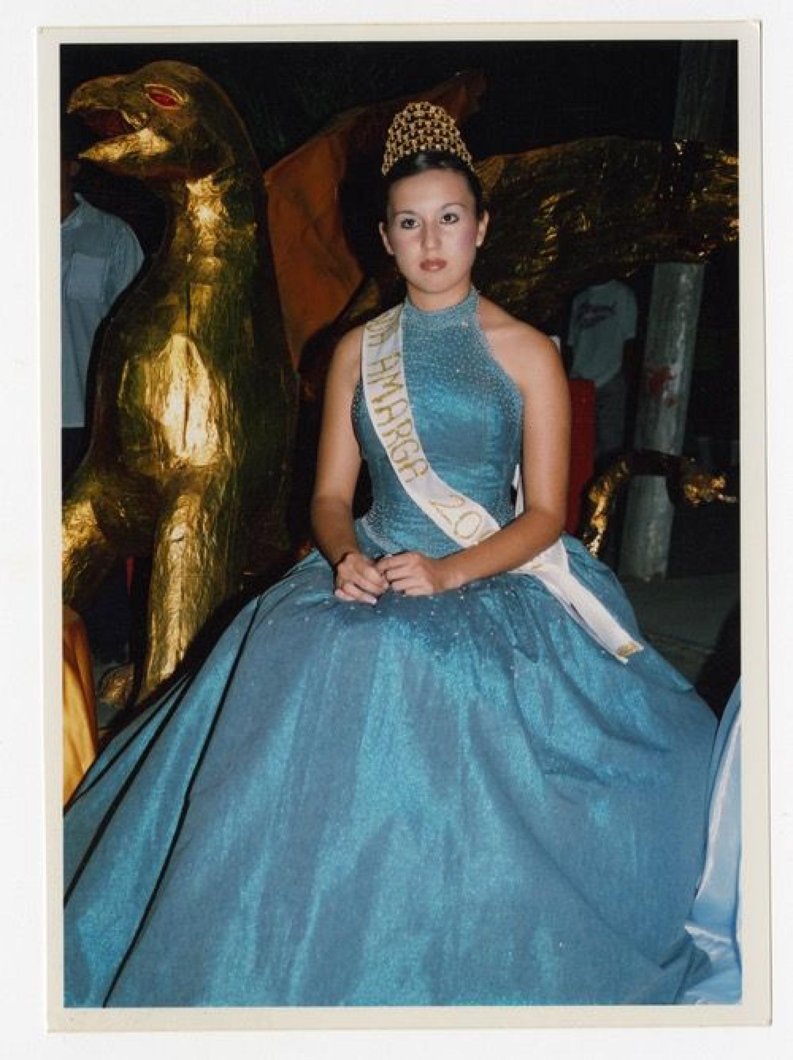 Mujer con vestuario de realeza.
