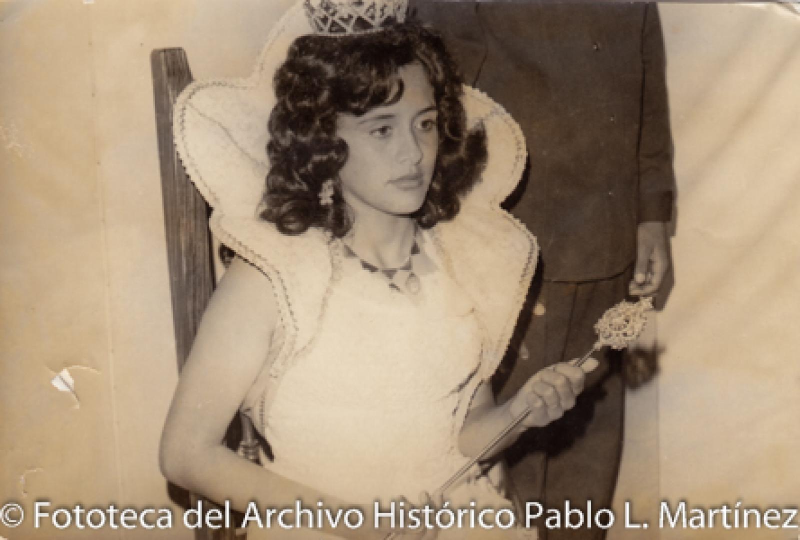 Mujer con vestuario de reina.