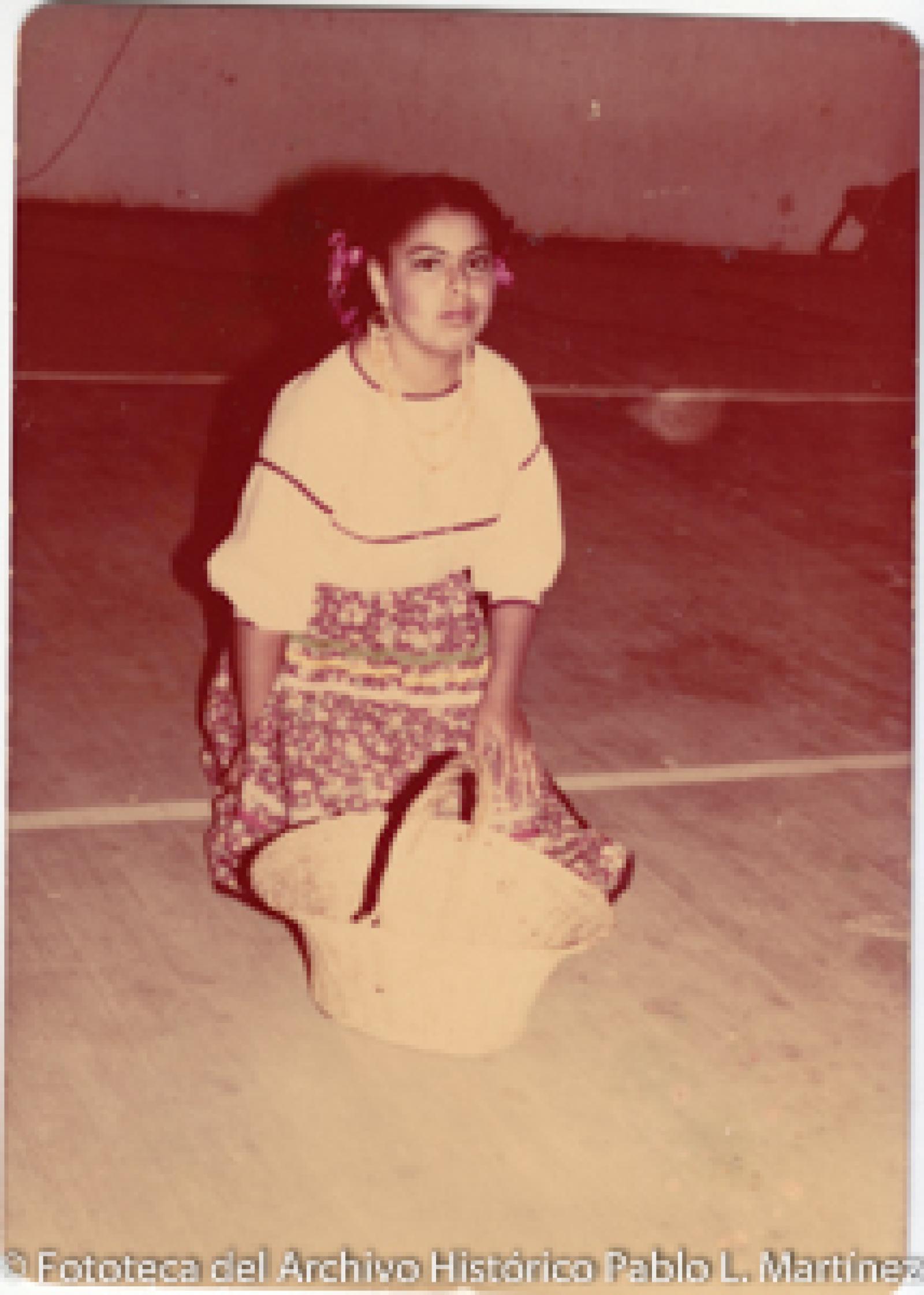 Mujer de rodillas.