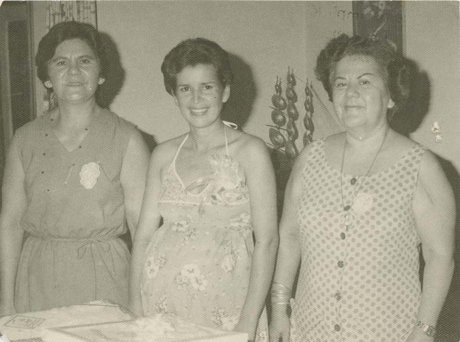Mujer embarazada, acompañada.