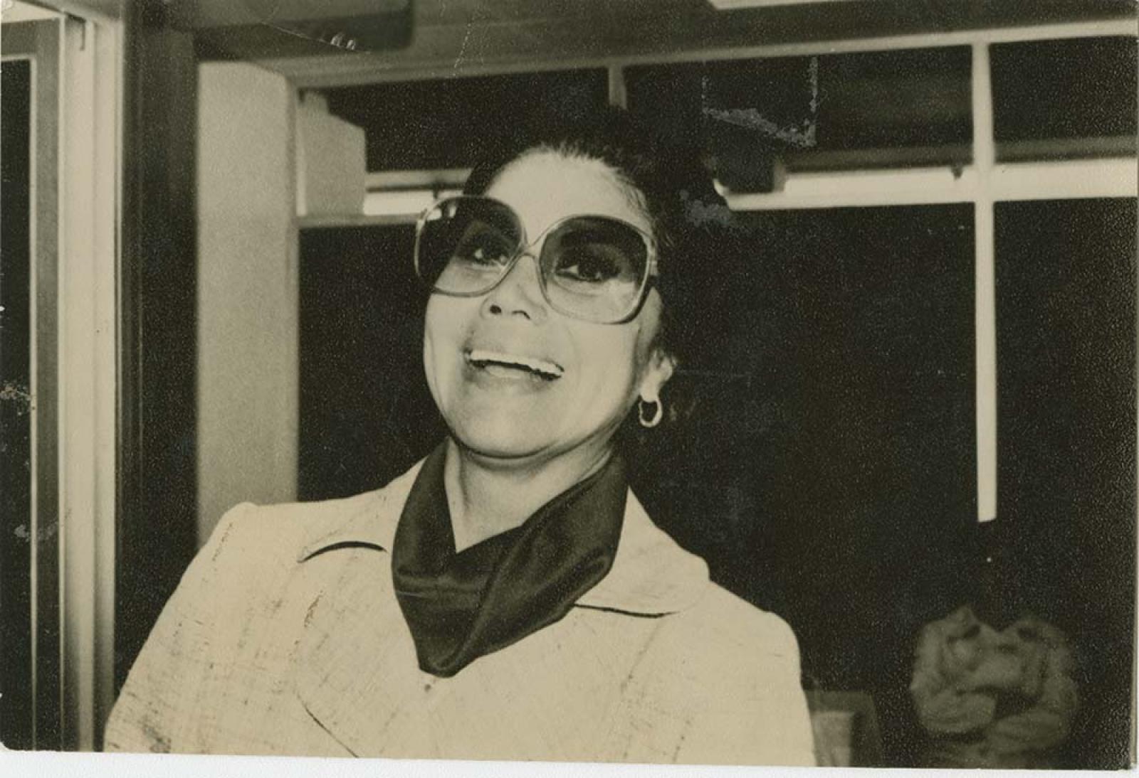 Mujer, en aeropuerto.