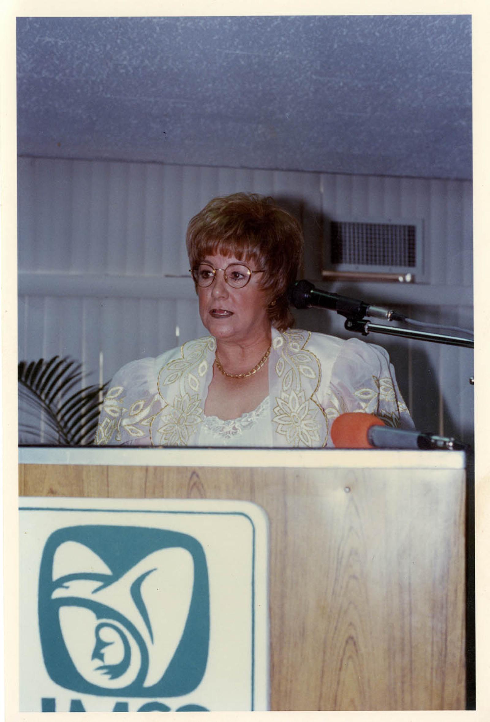 Mujer en atril, evento del IMSS.