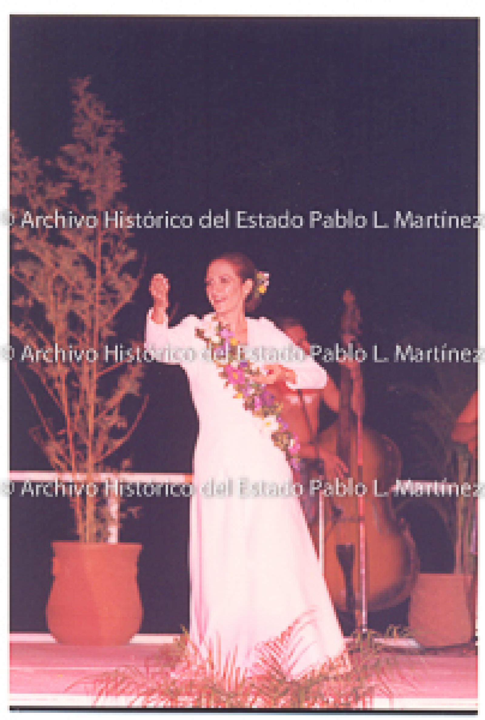 Mujer en baile folclórico.