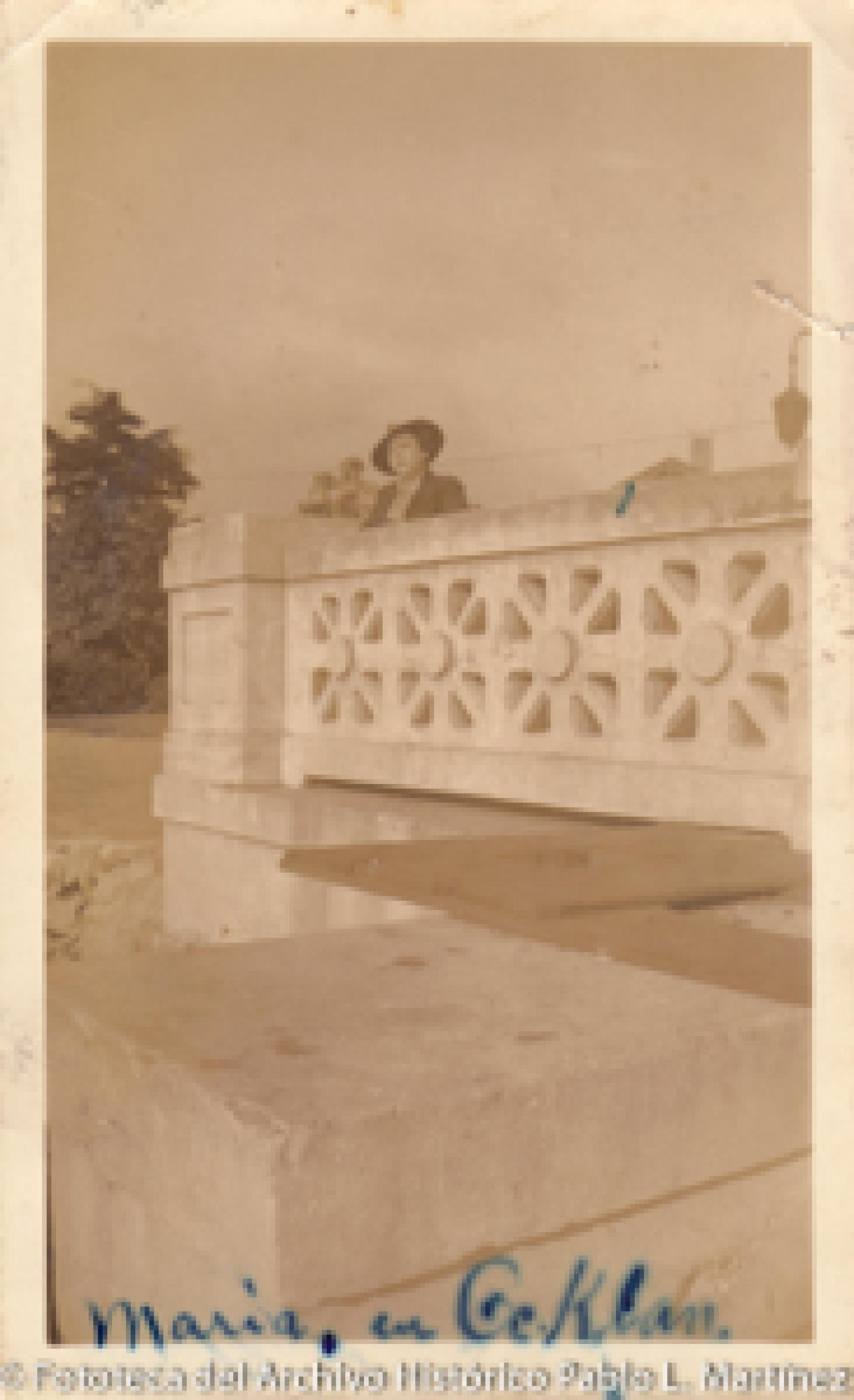 Mujer en balcón.