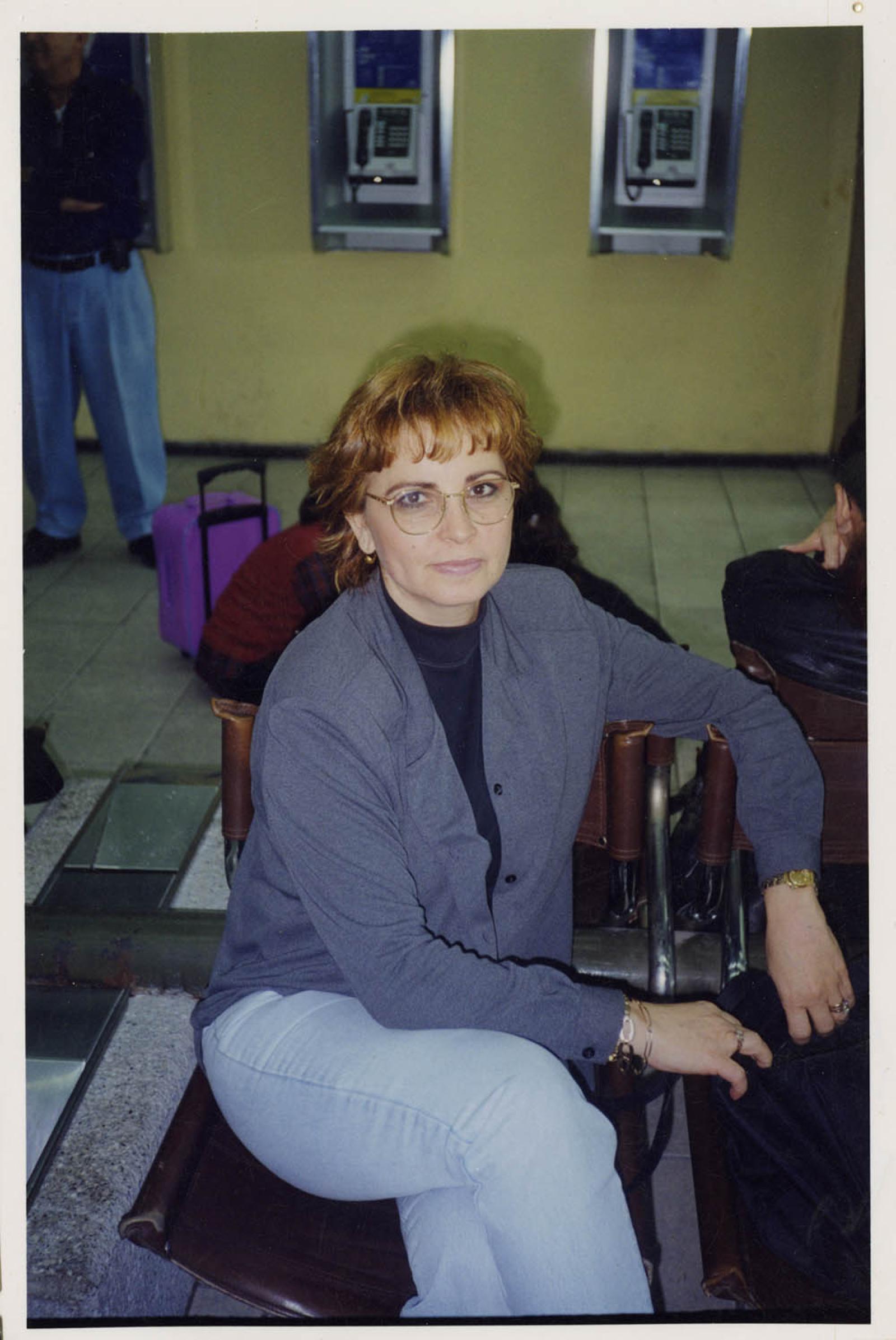 Mujer en el aeropuerto, retrato.