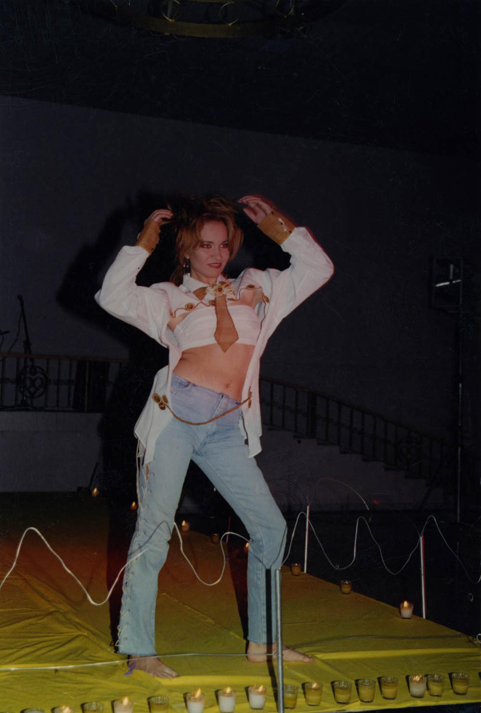 Mujer en escenario.