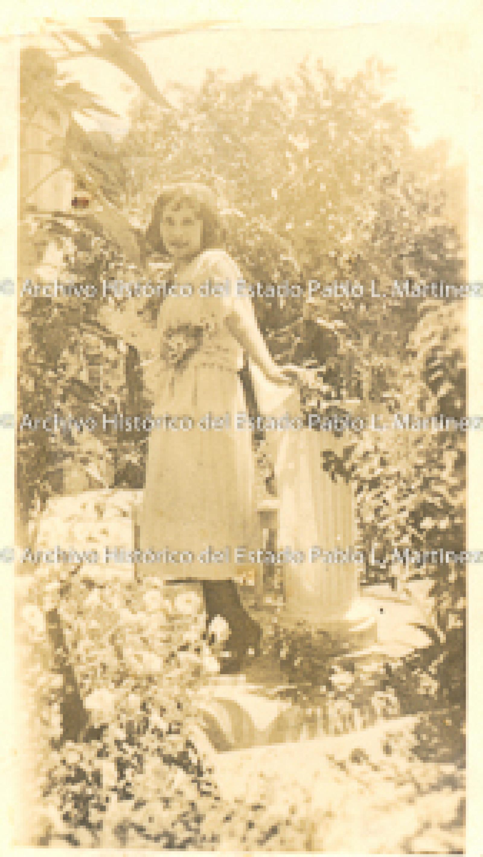 Mujer en jardín.
