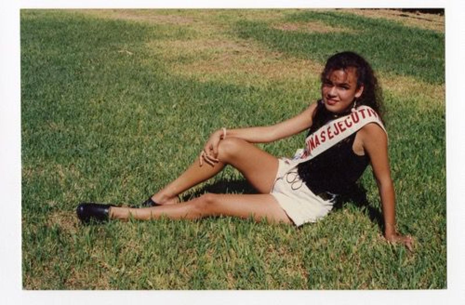 Mujer en jardín, retrato.