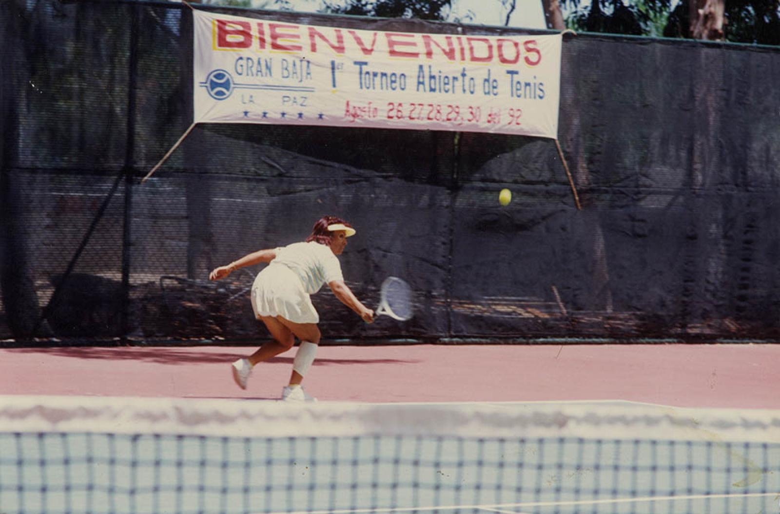 Mujer en juego de tenis.