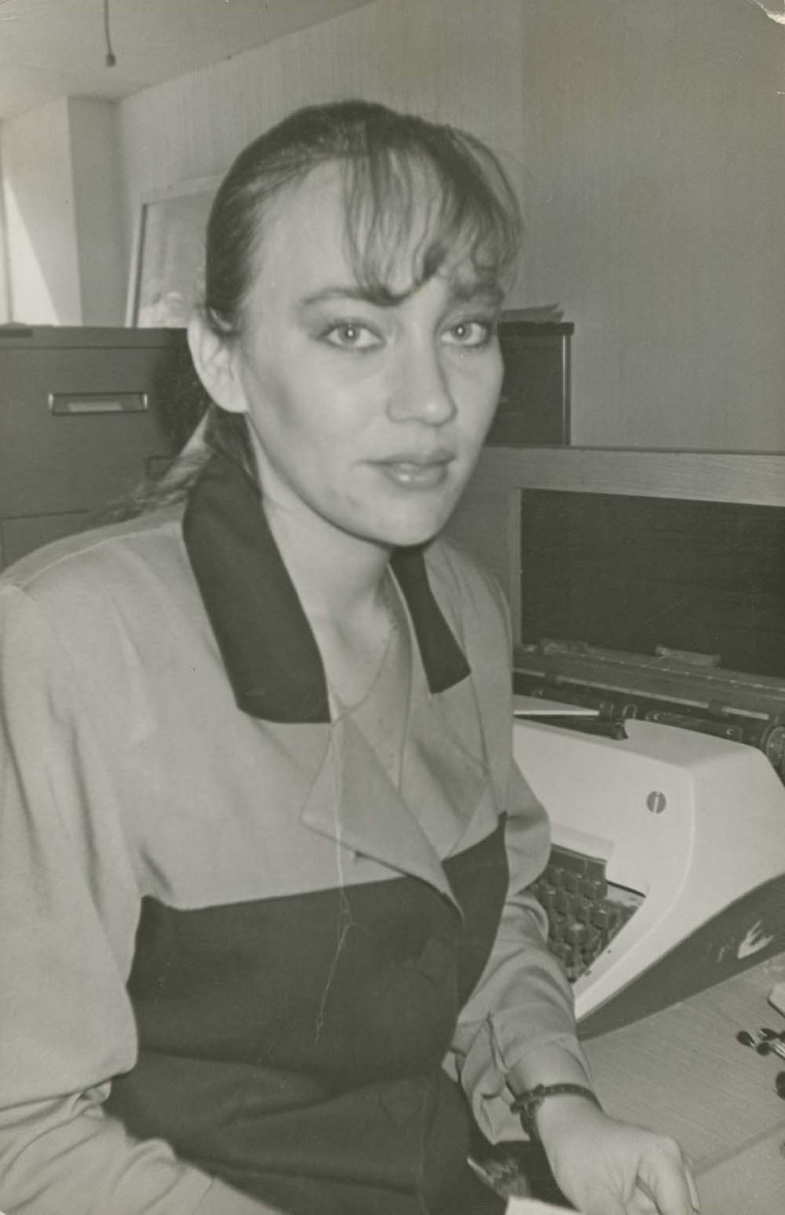 Mujer en oficina.