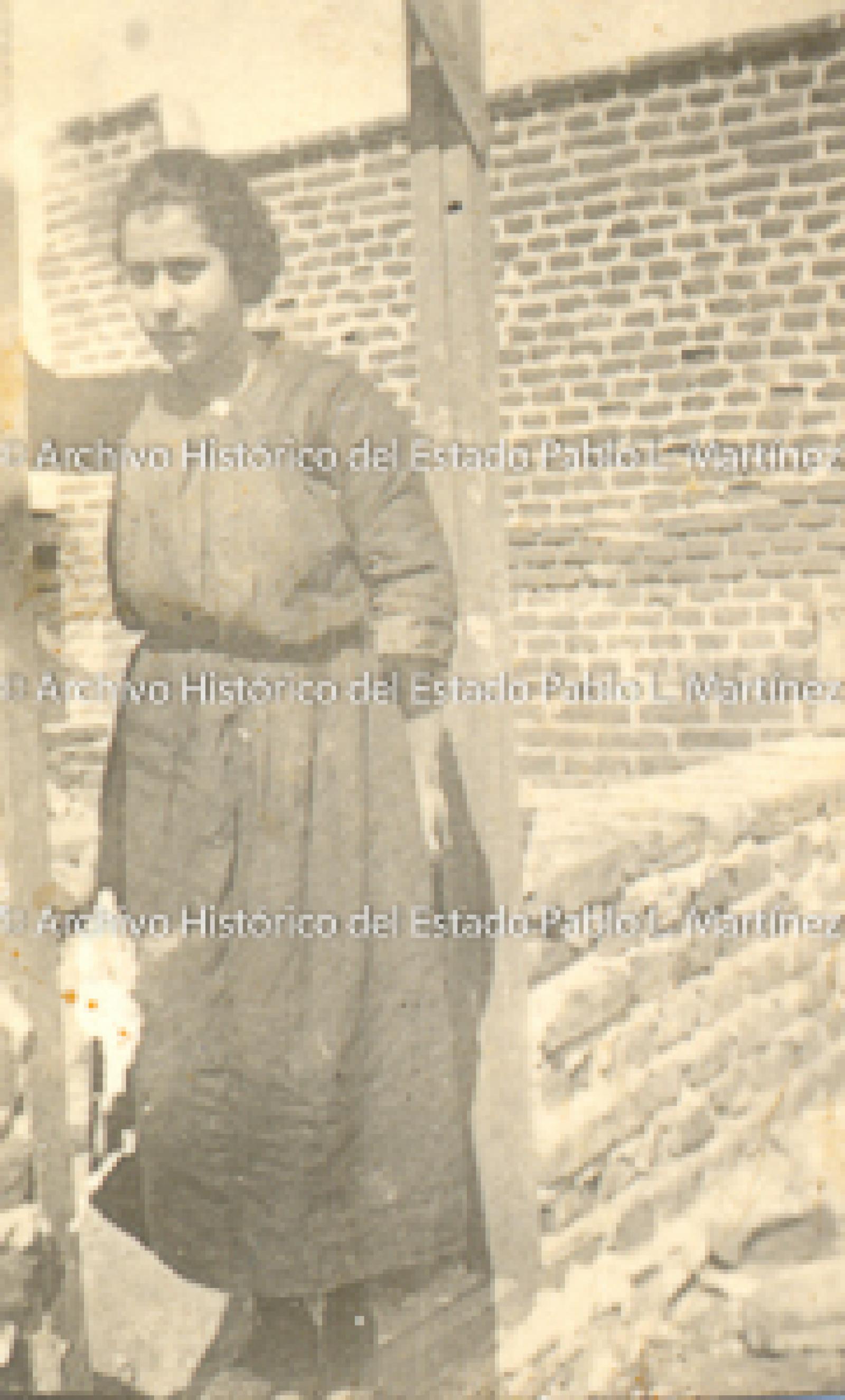 Mujer frente a casa en construcción.