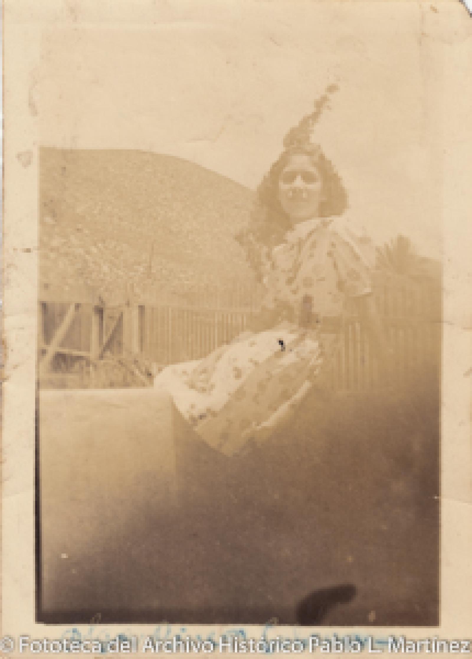 Mujer, frente a cerca de madera.