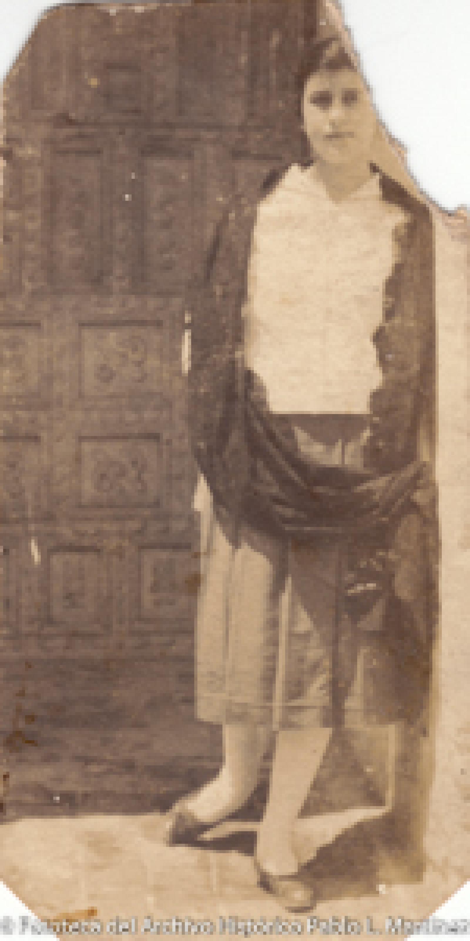 Mujer frente a puerta.
