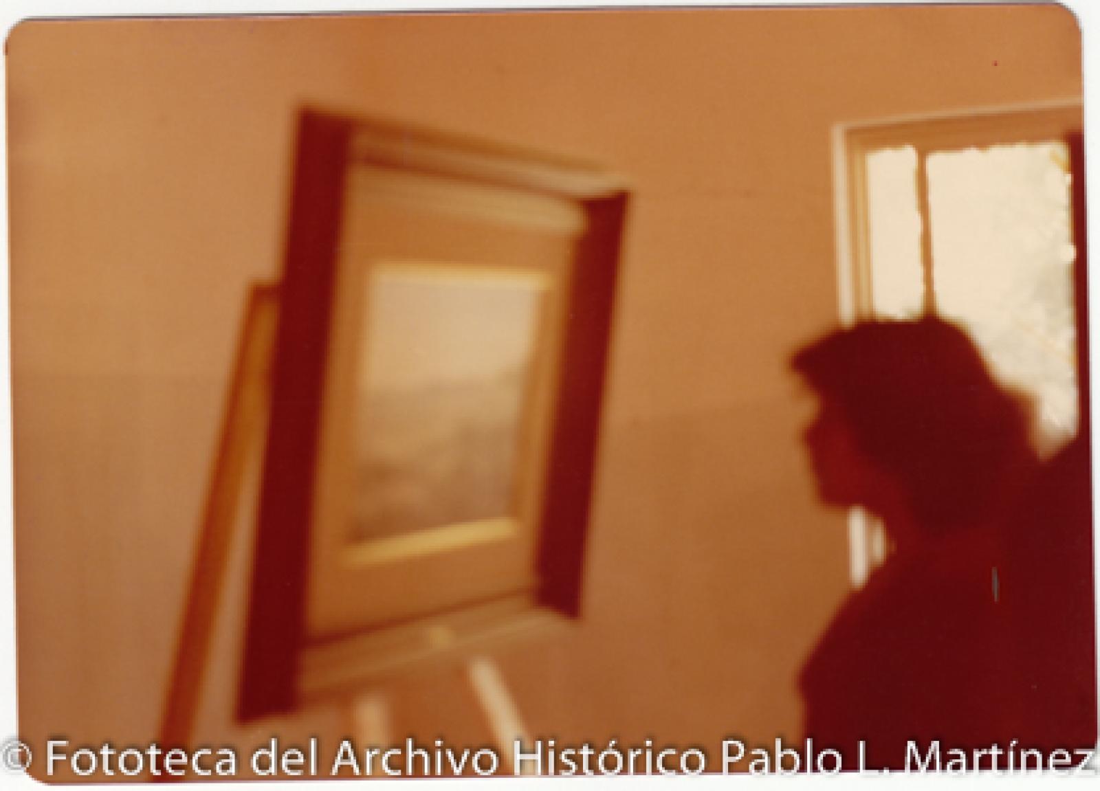 Mujer frente a retrato