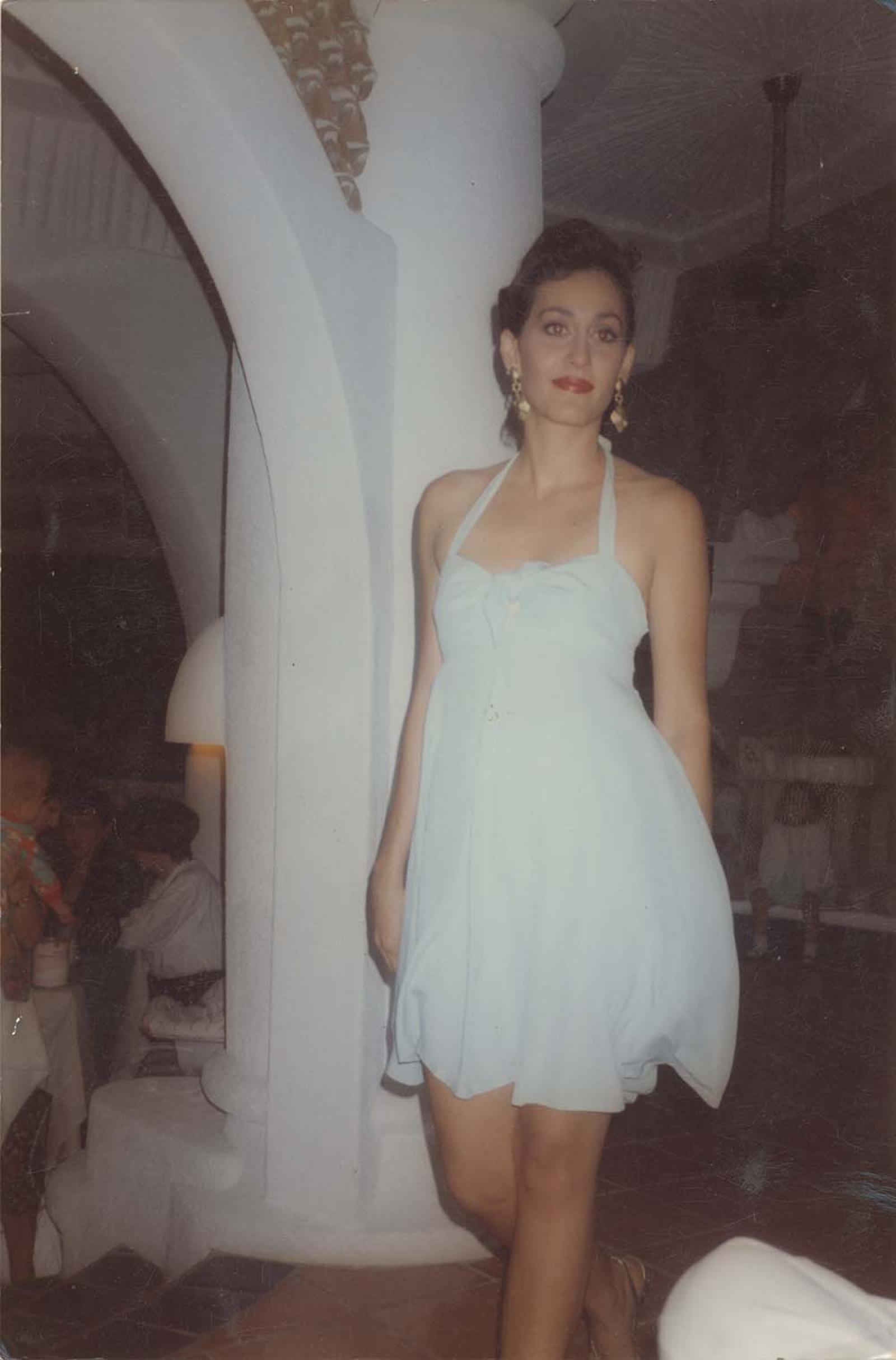 Mujer modela en pasarela.