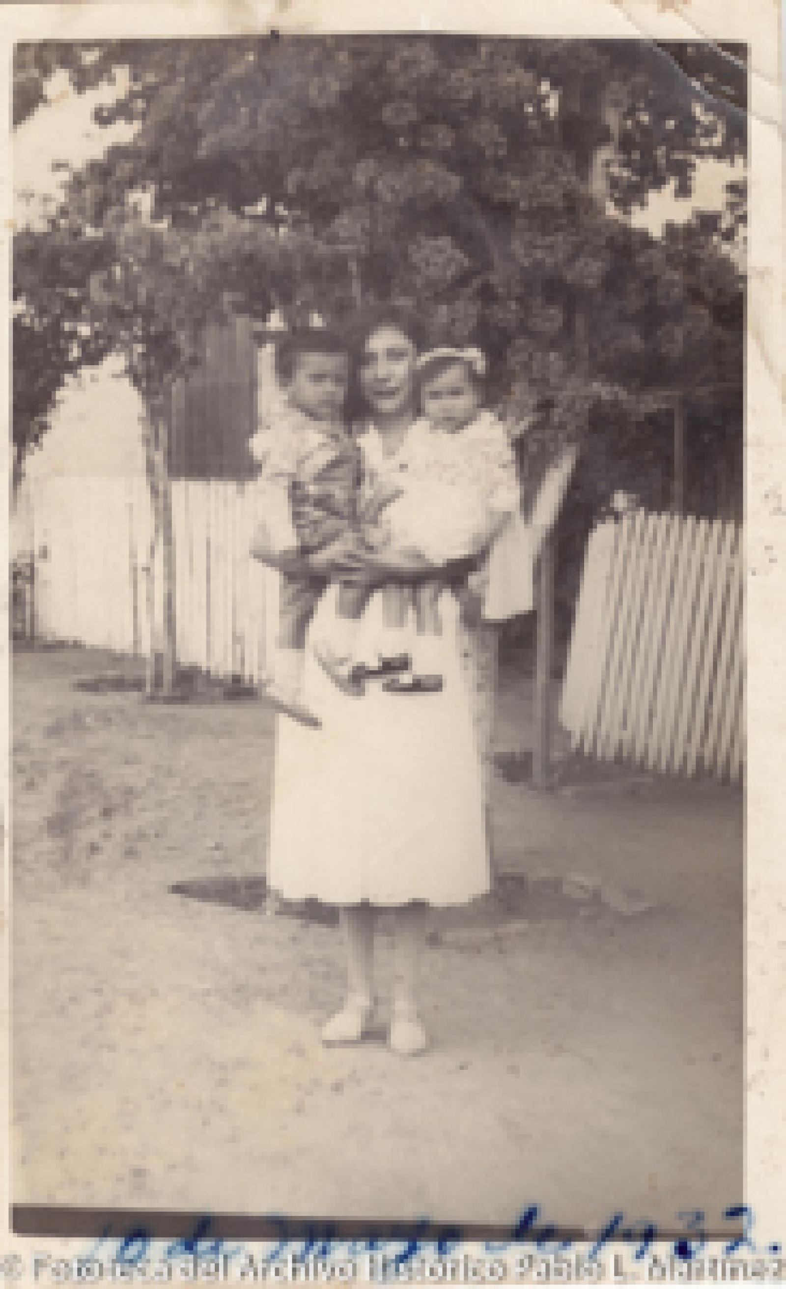 Mujer que abraza a dos niños.