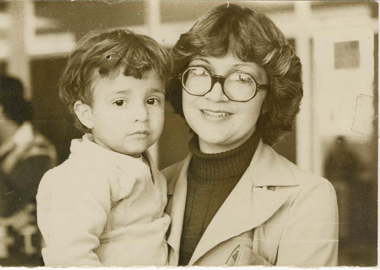 Mujer que carga a niño.