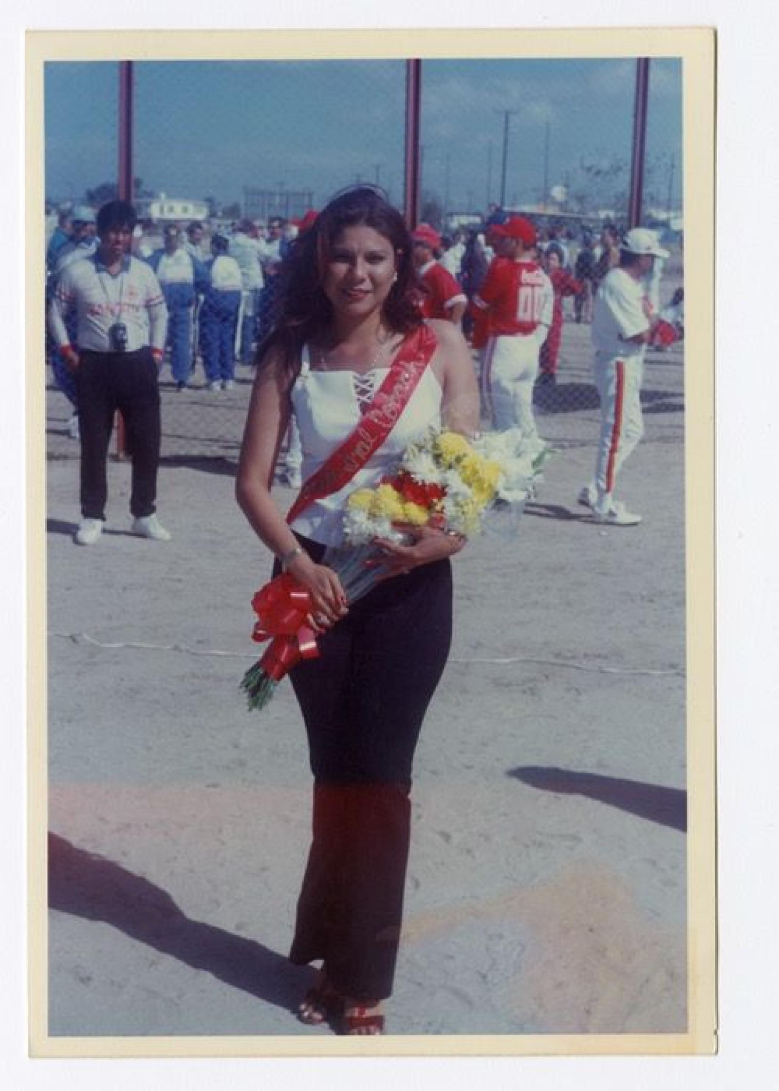 Mujer que posa con flores entre sus manos, retrato.