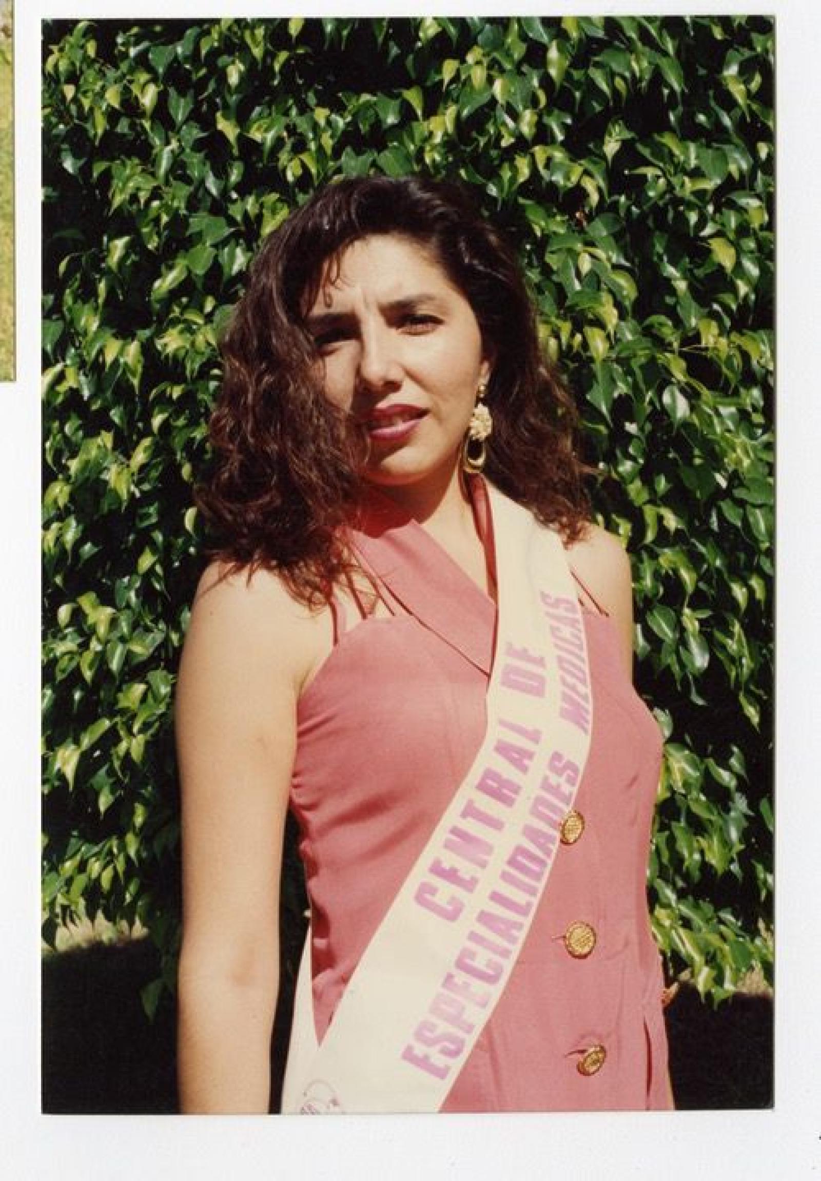 Mujer que representa a la Central de Especialidades Médicas.