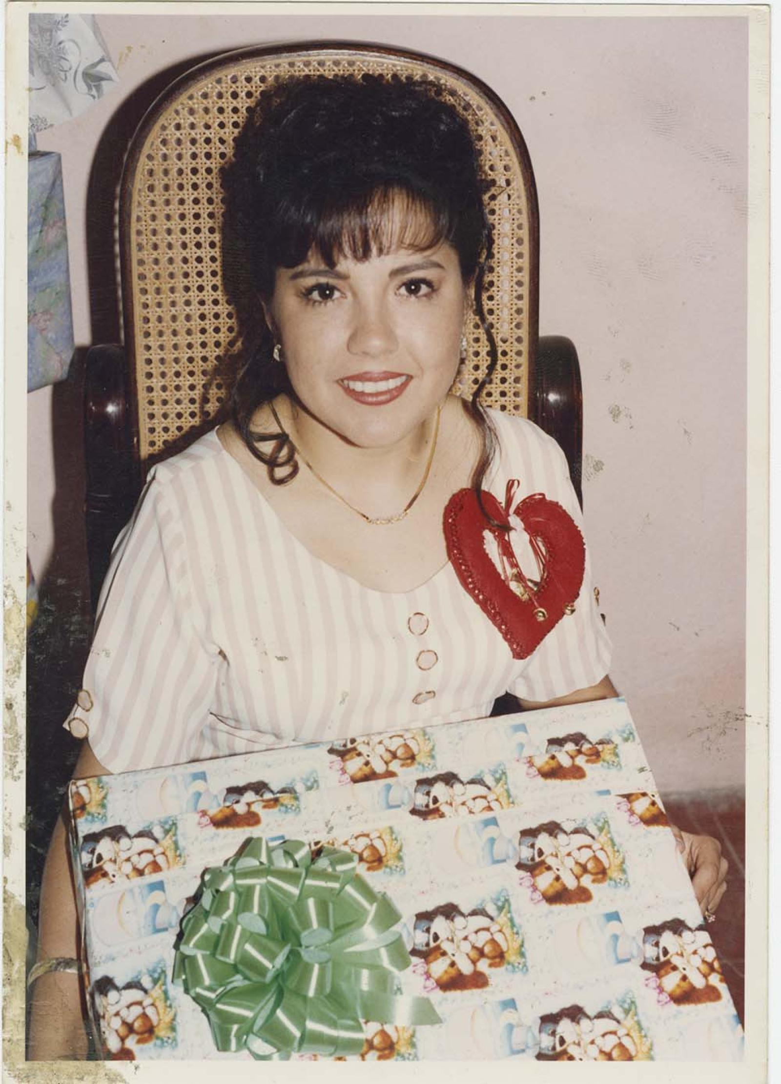 Mujer que sostiene regalo.