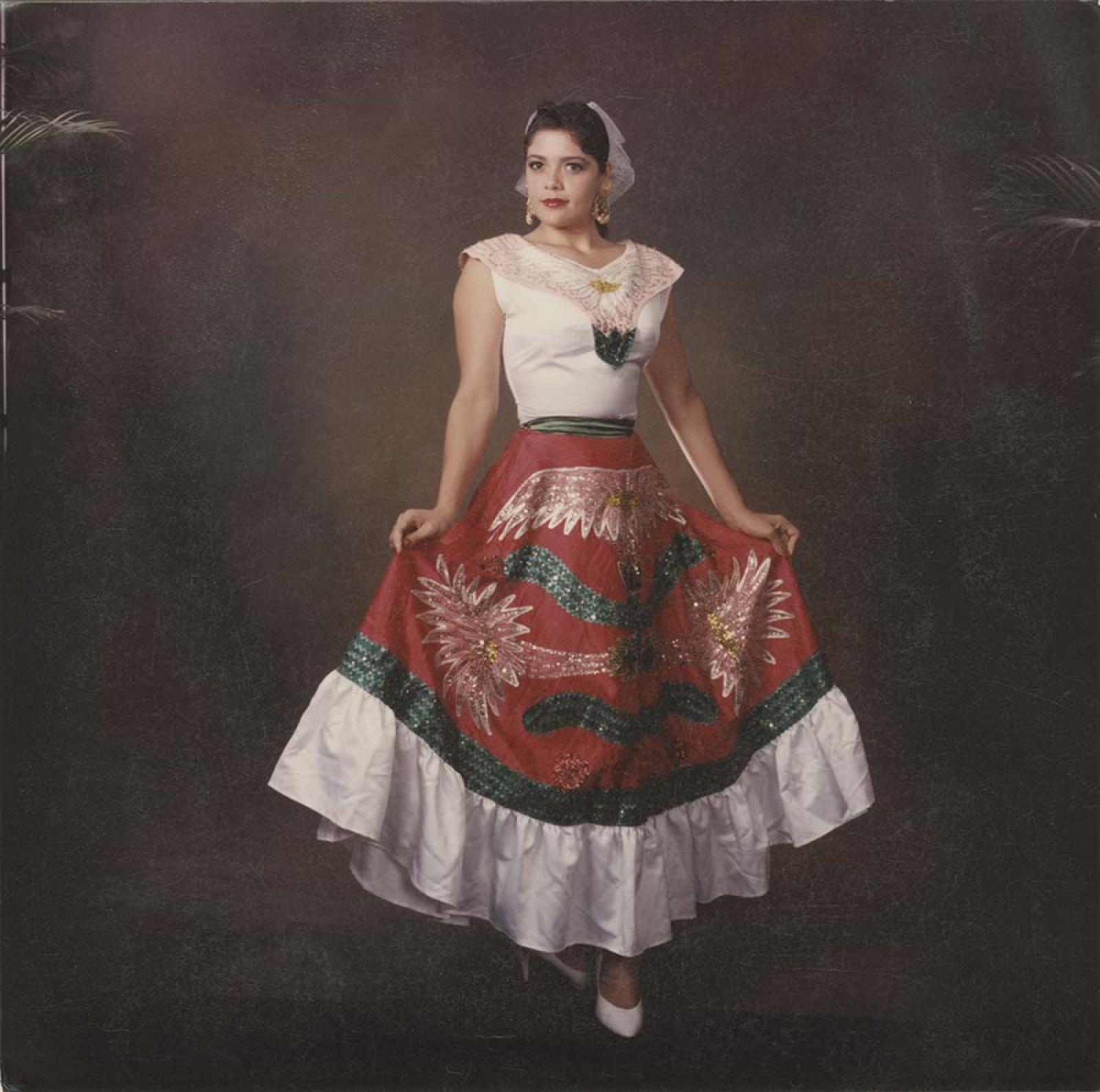 Mujer que viste el traje típico de Baja California Sur.