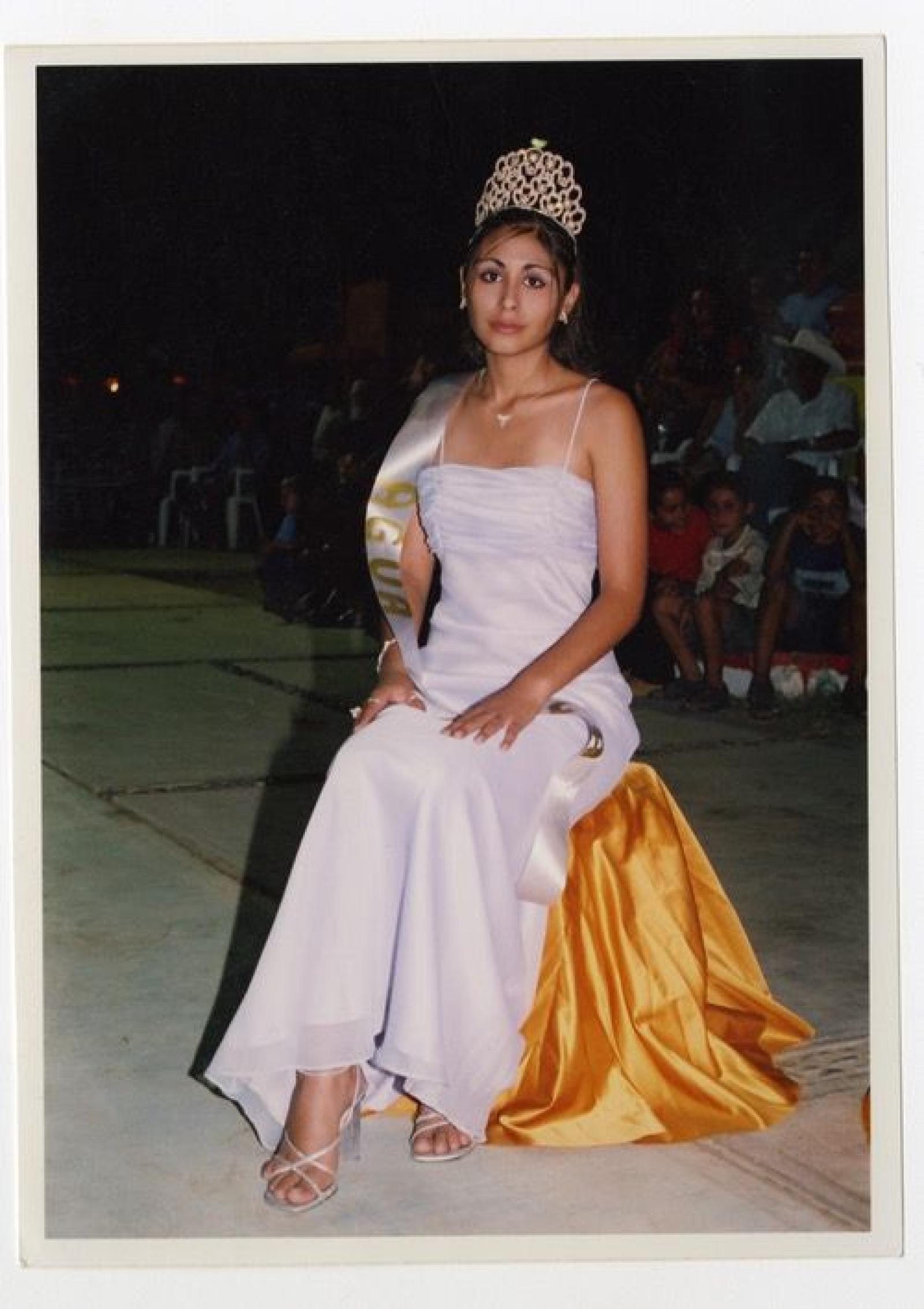 Mujer que viste elegante, festejos en Los Planes.