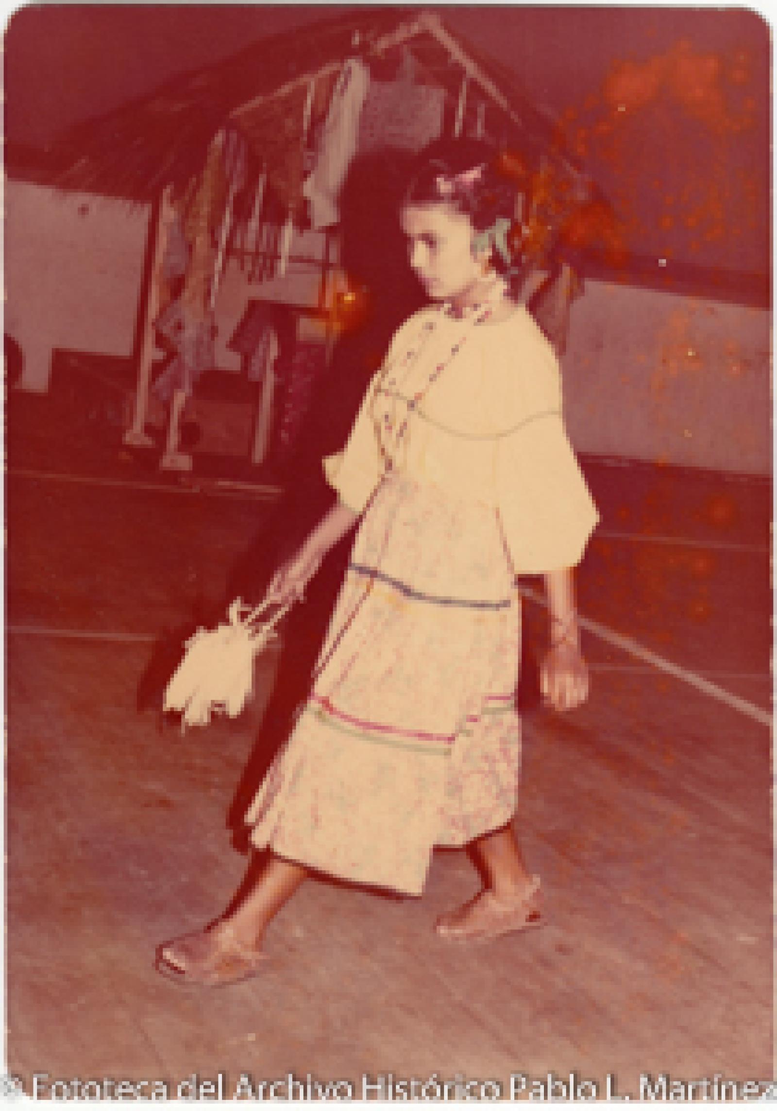 Mujer que viste traje típico de México.